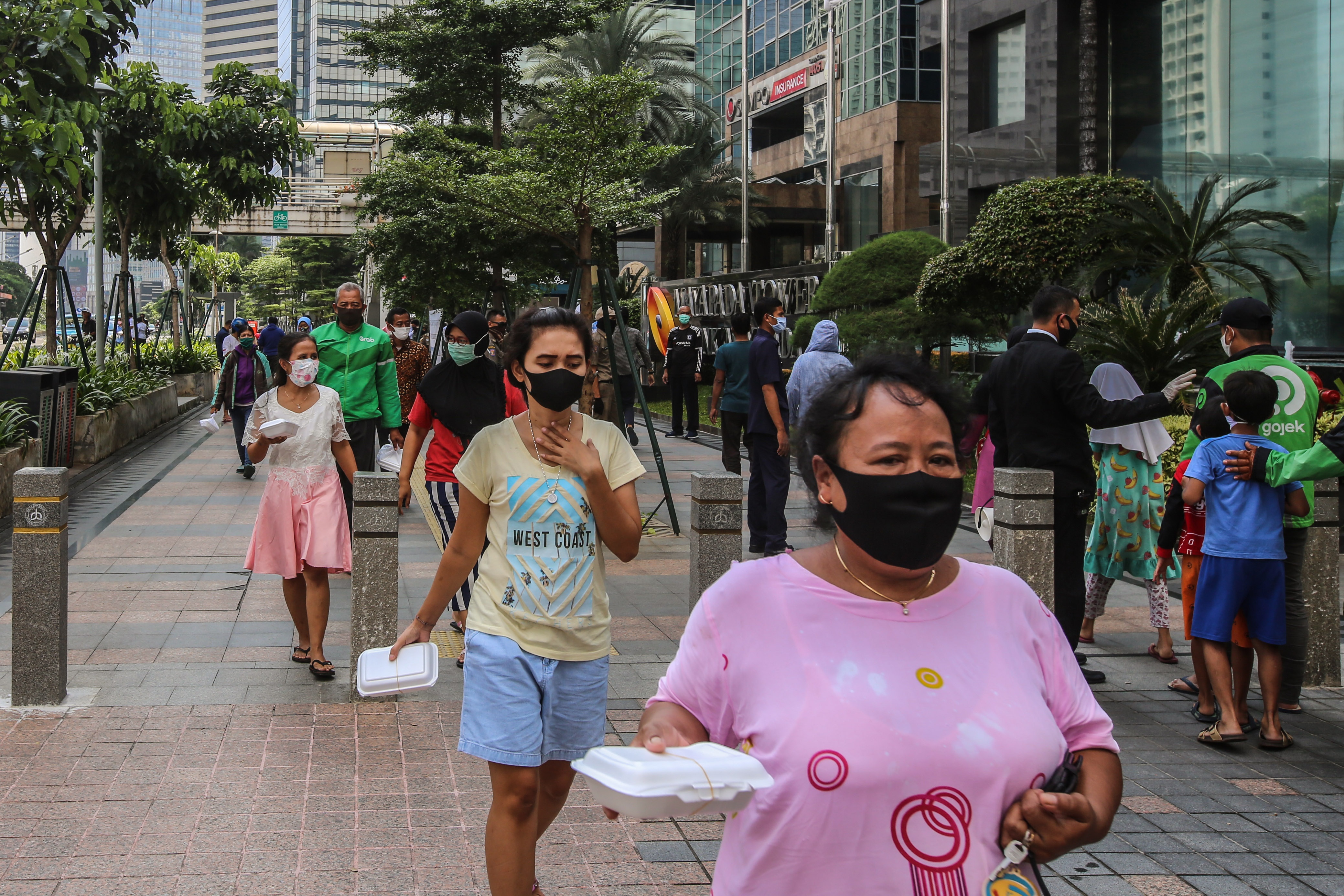 Pertumbuhan ekonomi Indonesia pada kuartal I turun tajam menjadi 2,97%. Pemerintah diminta mempercepat stimulus fiskal. 