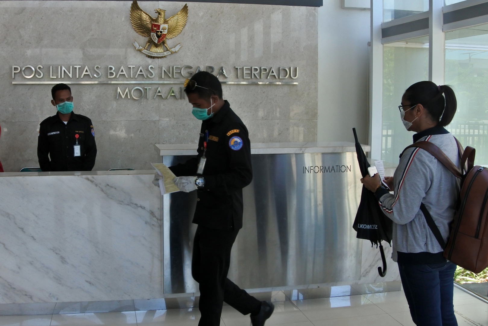 Ilustrasi--Seorang warga negara Indonesia yang bekerja di Timor Leste melaporkan diri ke petugas (PLBN) Mota Ain di NTT.