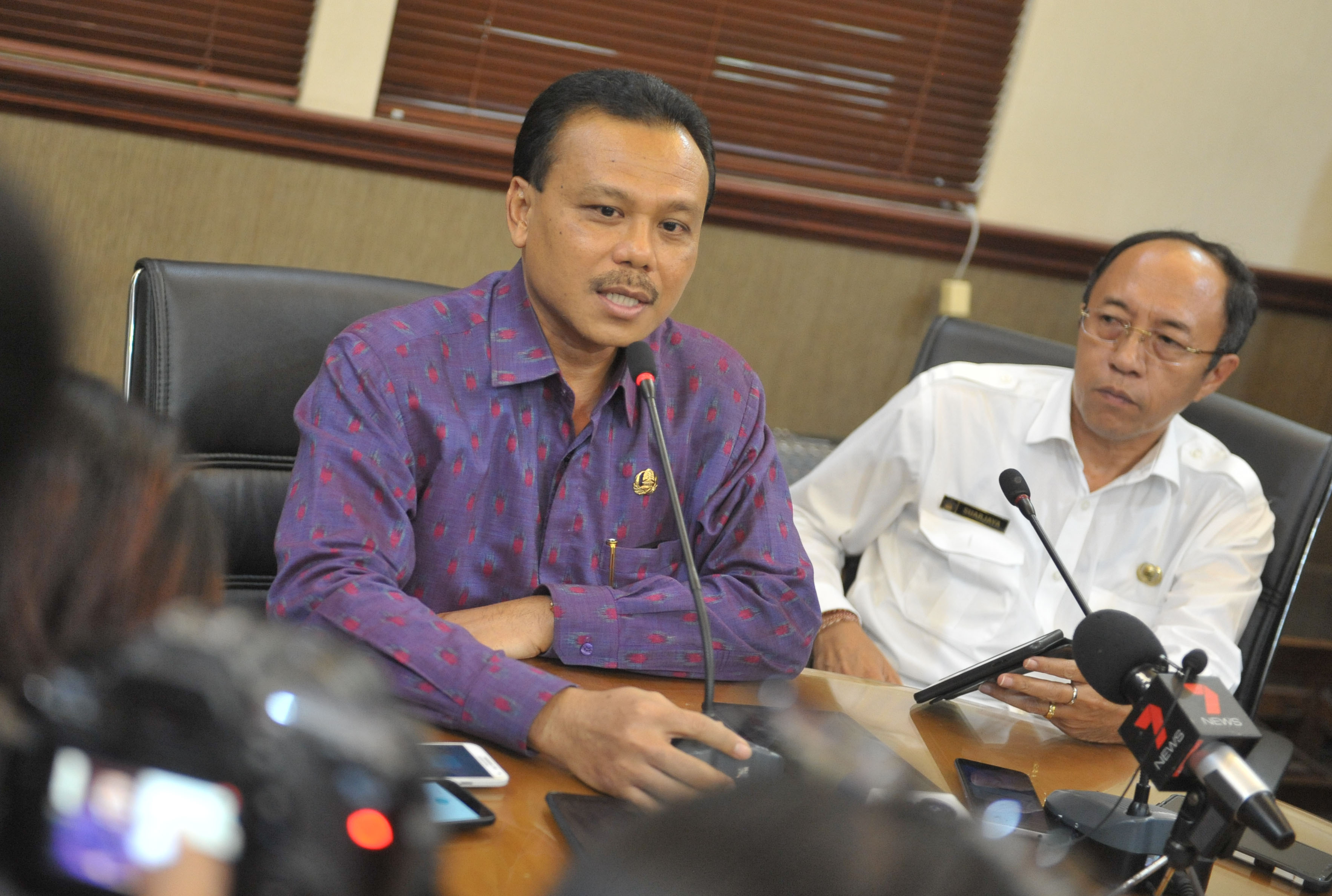 Sekretaris Daerah Provinsi Bali Dewa Made Indra (kiri)