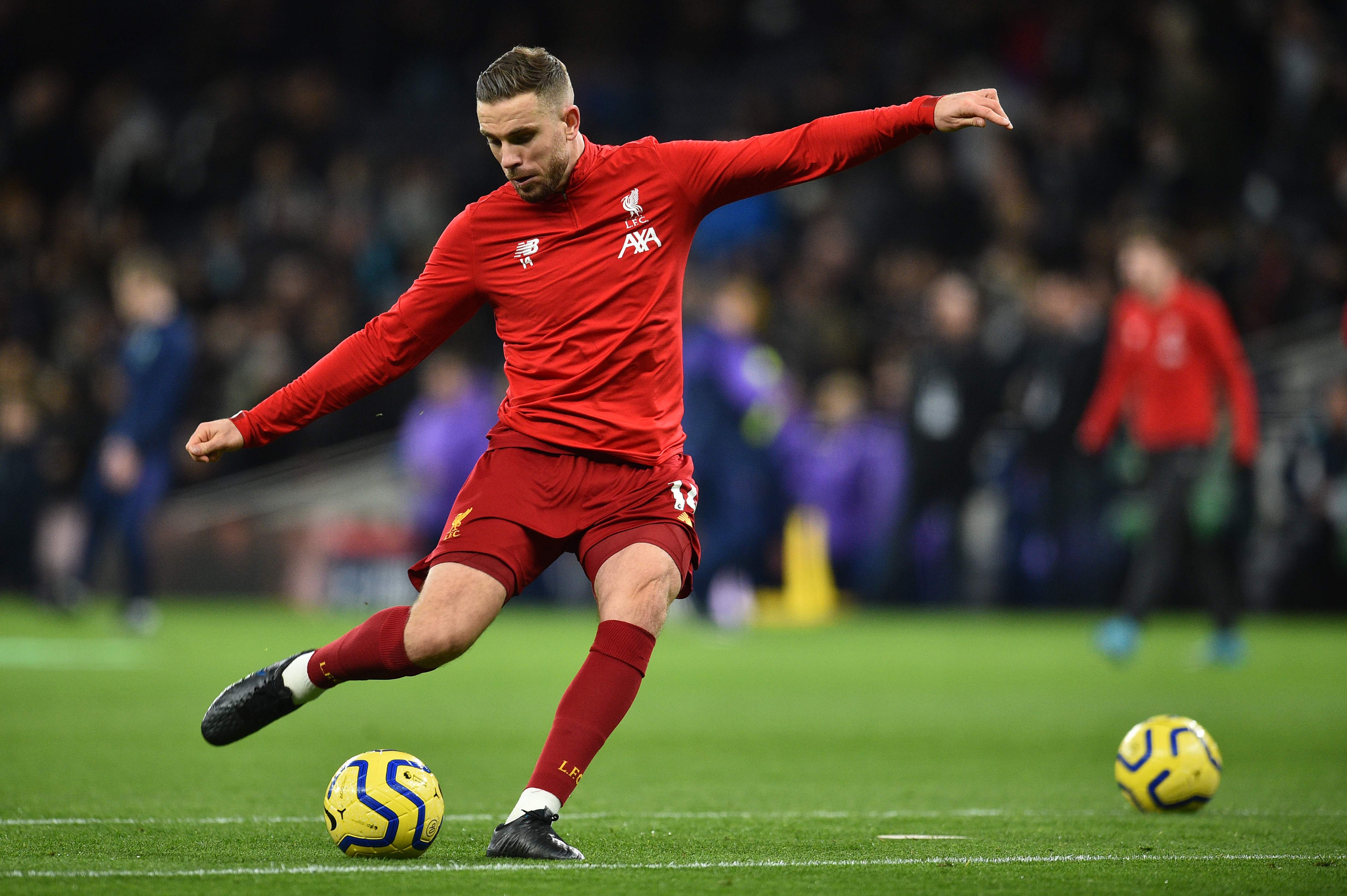 Jordan Henderson saat pemanasansebelum timnya melawan  Tottenham Hotspur di Tottenham Hotspur Stadium, London (11/1/2020)
