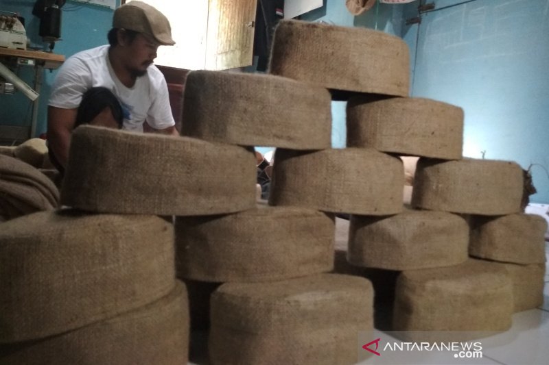 Kopiah Karung Goni Produksi Kudus Kebanjiran Pesanan