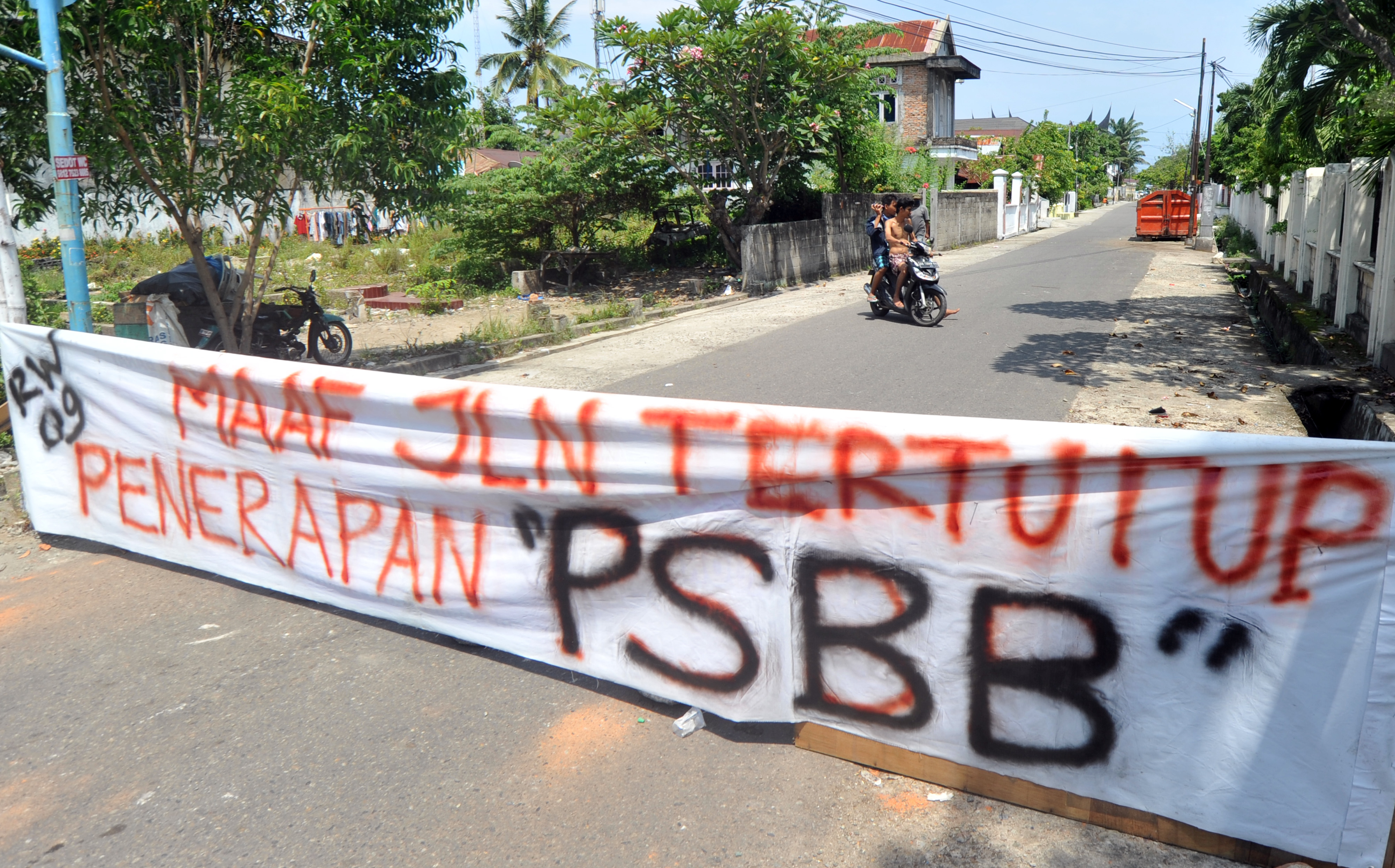 Warga berbalik arah karena penutupan jalan selama PSBB di kawasan Jati, Padang, Sumatra Barat 