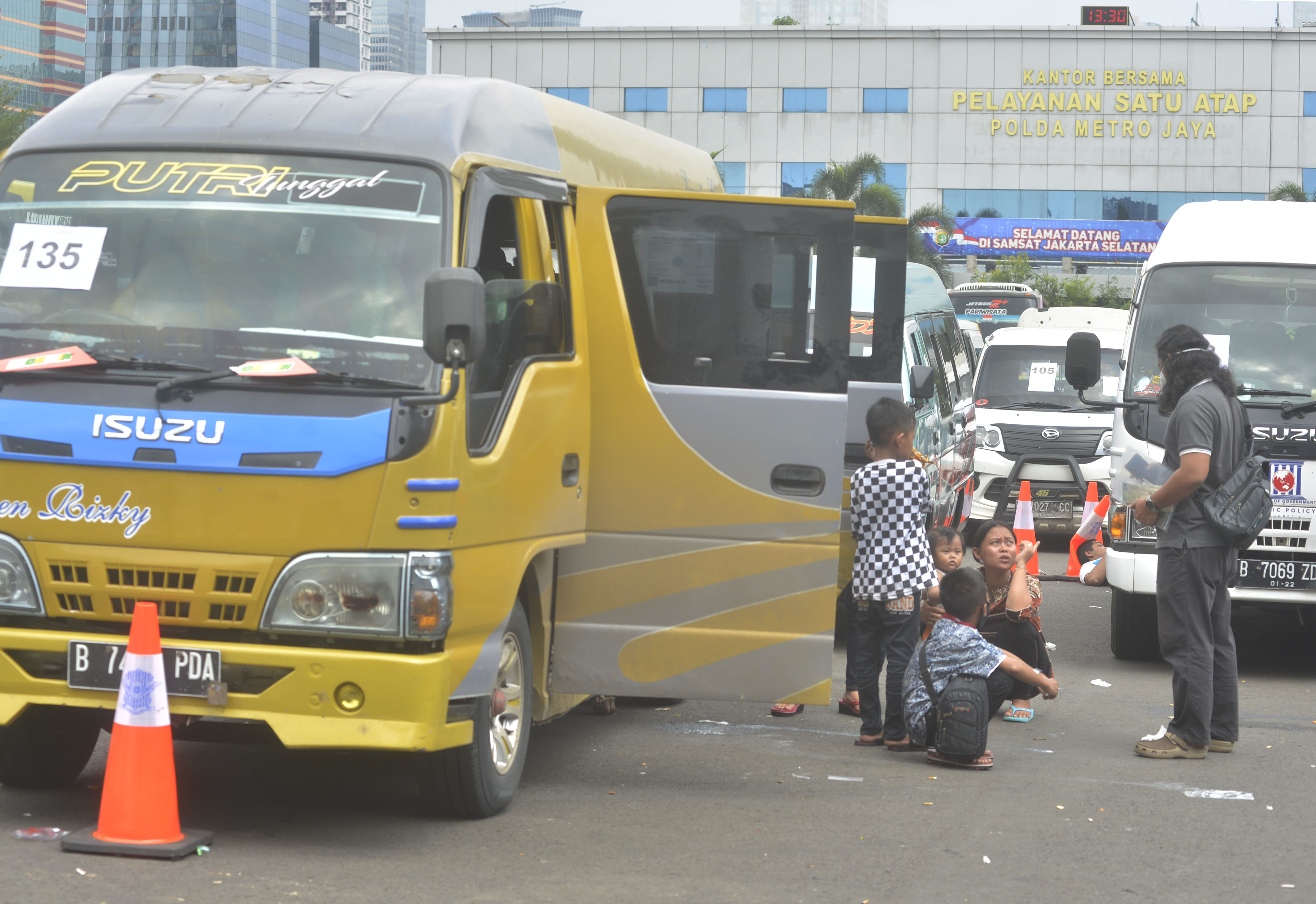 penumpang mobil travel gelap yang terjaring dalam operasi khusus di titk penyekatan menunggu proses di Polda Metro Jaya