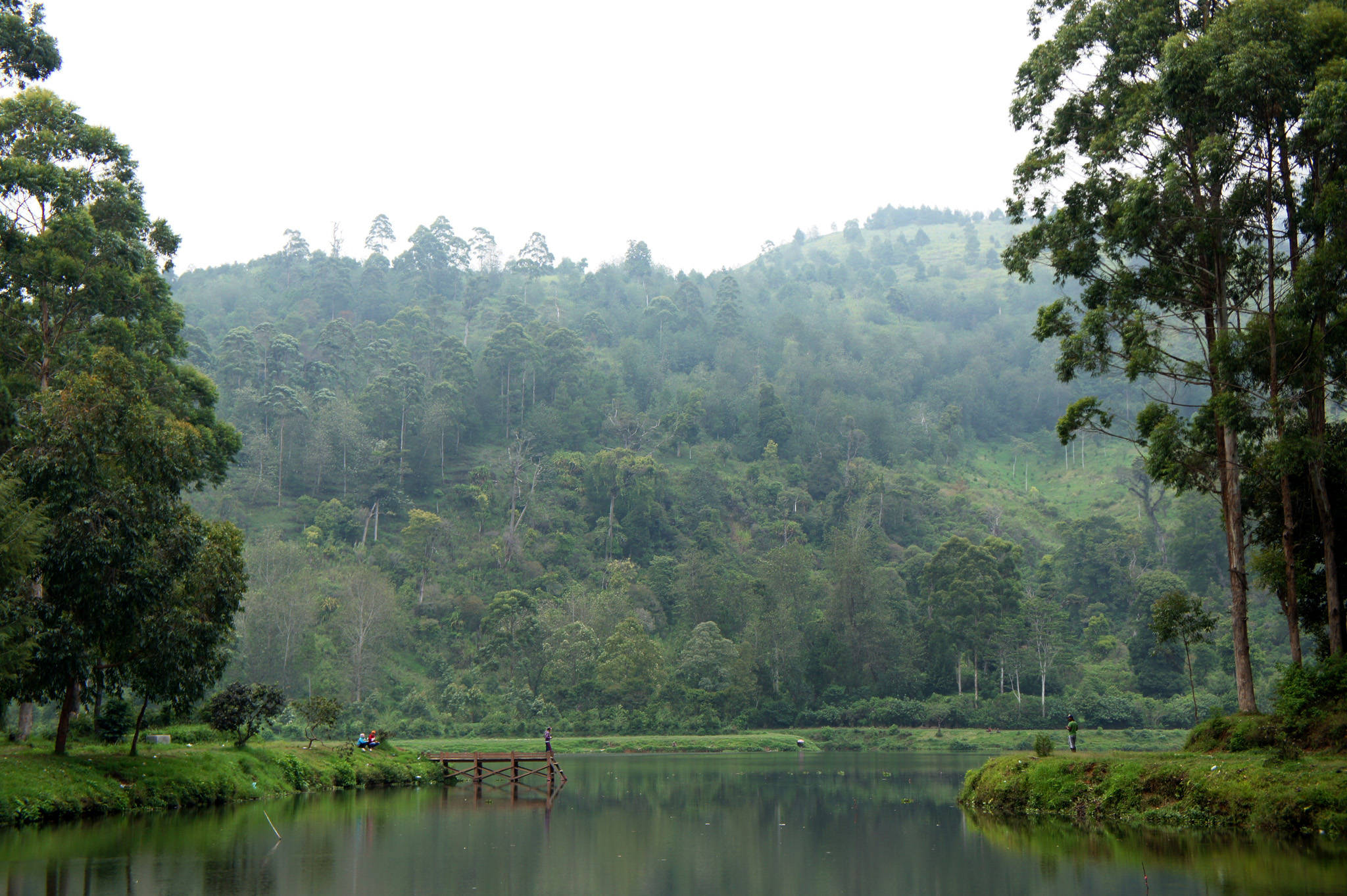 Pengunjung berwisata di kawasan Situ Cisanti, Kabupaten Bandung, Jawa Barat.