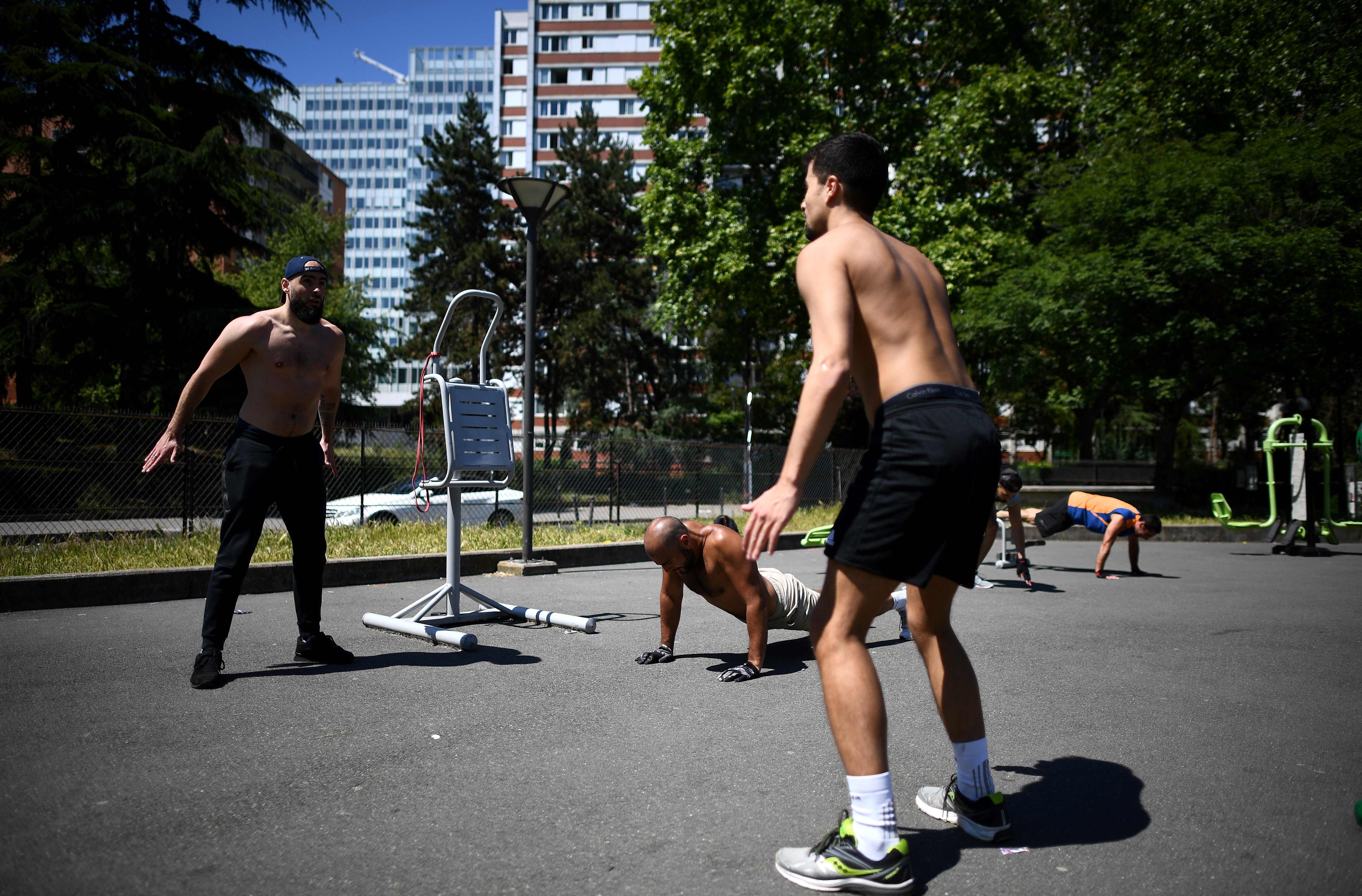 Sejumlah warga berolahraga di sebuah taman di Paris, Prancis setelah negara itu melonggarkan aturan lockdown.