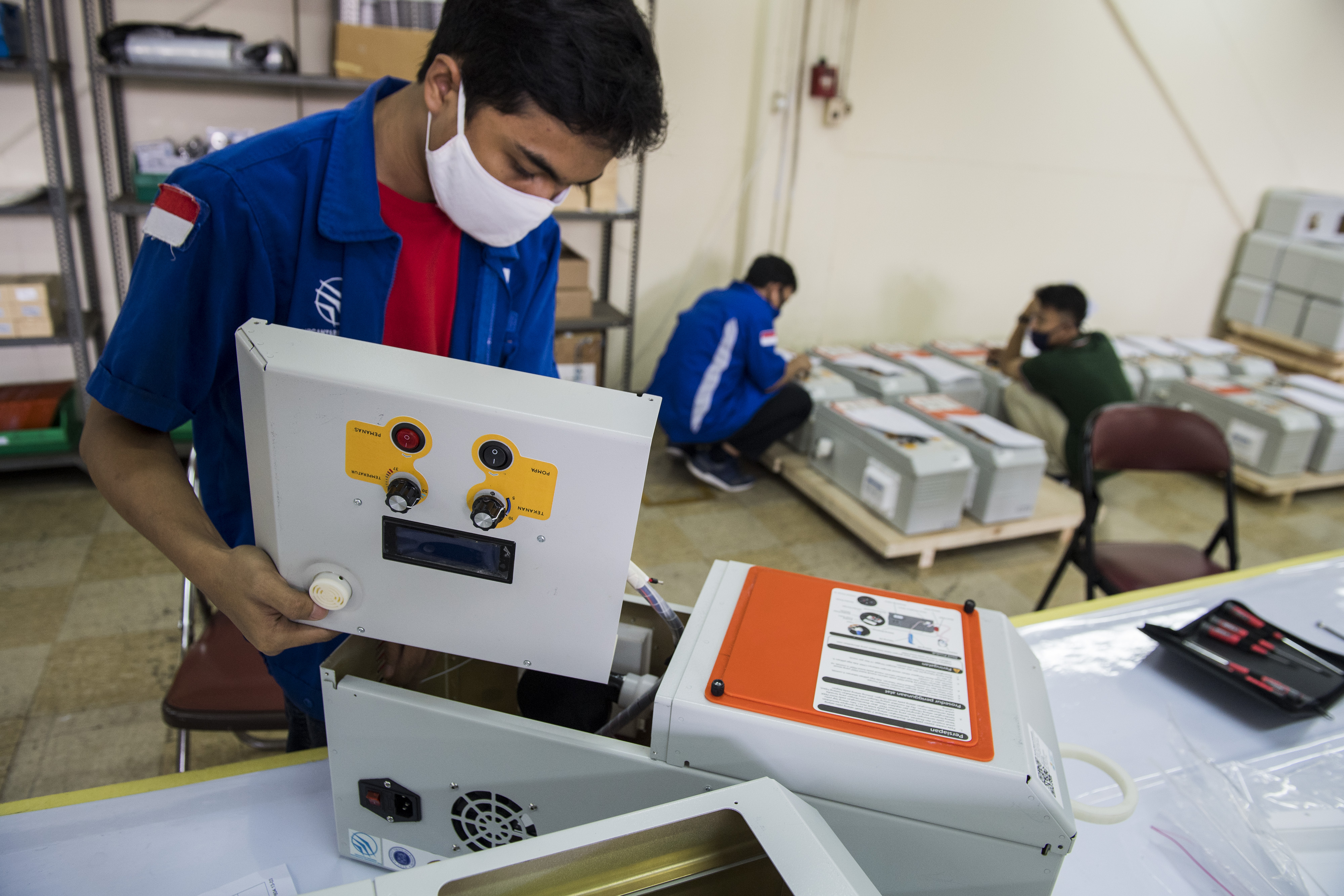 Pekerja menyelesaikan perakitan akhir mesin ventilator portabel bernama Ventilator Indonesia atau Vent-I di PT Dirgantara Indonesia, Bandung