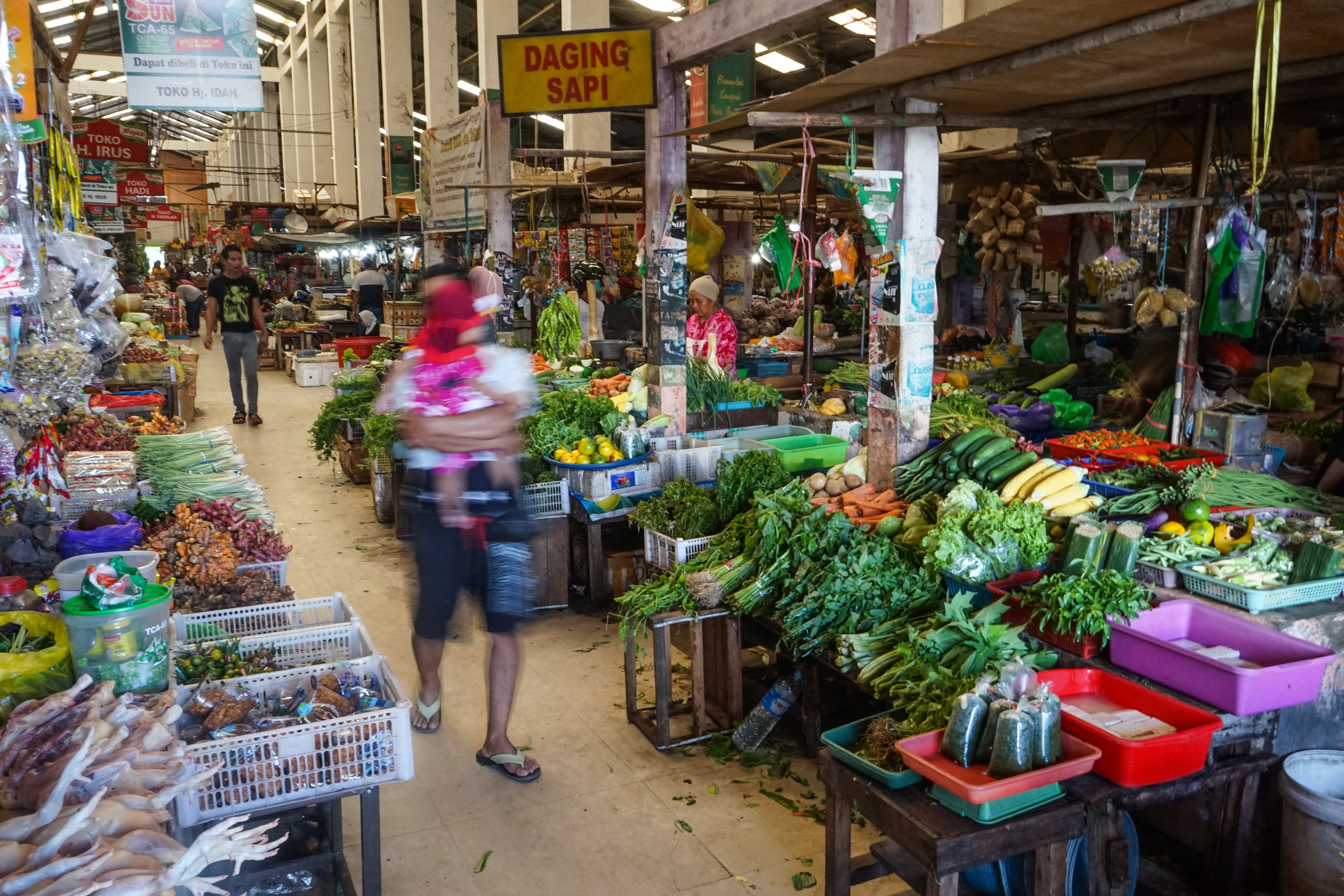 Warga melintas di lorong Pasar Kahayan, Palangkaraya, Kalimantan Tengah. Pemprov Kalteng menggelar rapid test untuk 100 pedagang.