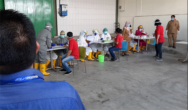  Karyawan supermarket Brastagi Medan menjalani rapid tes, Selasa (19/5). 