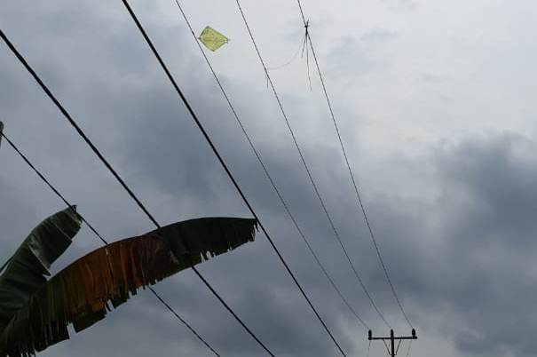 Layang-layang tersangkut di jaringan listrik