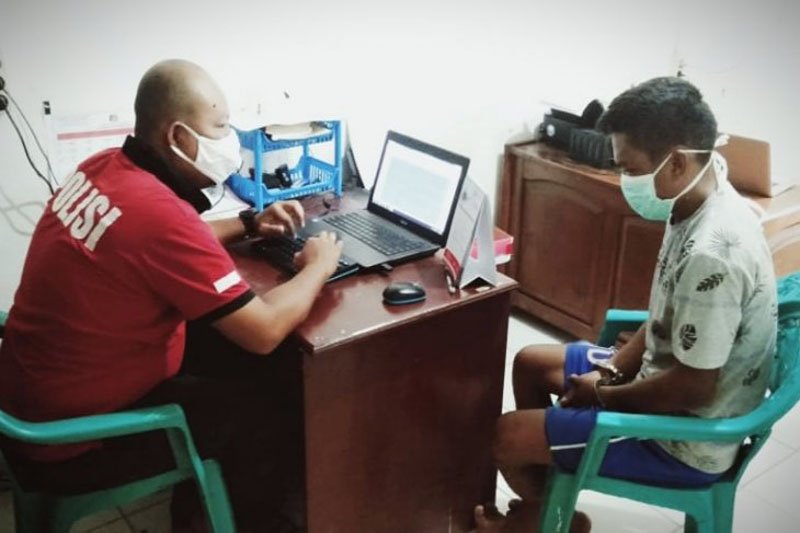 Pelaku tindak asusila terhadap anak di bawah umur sedang diperiksa polisi.