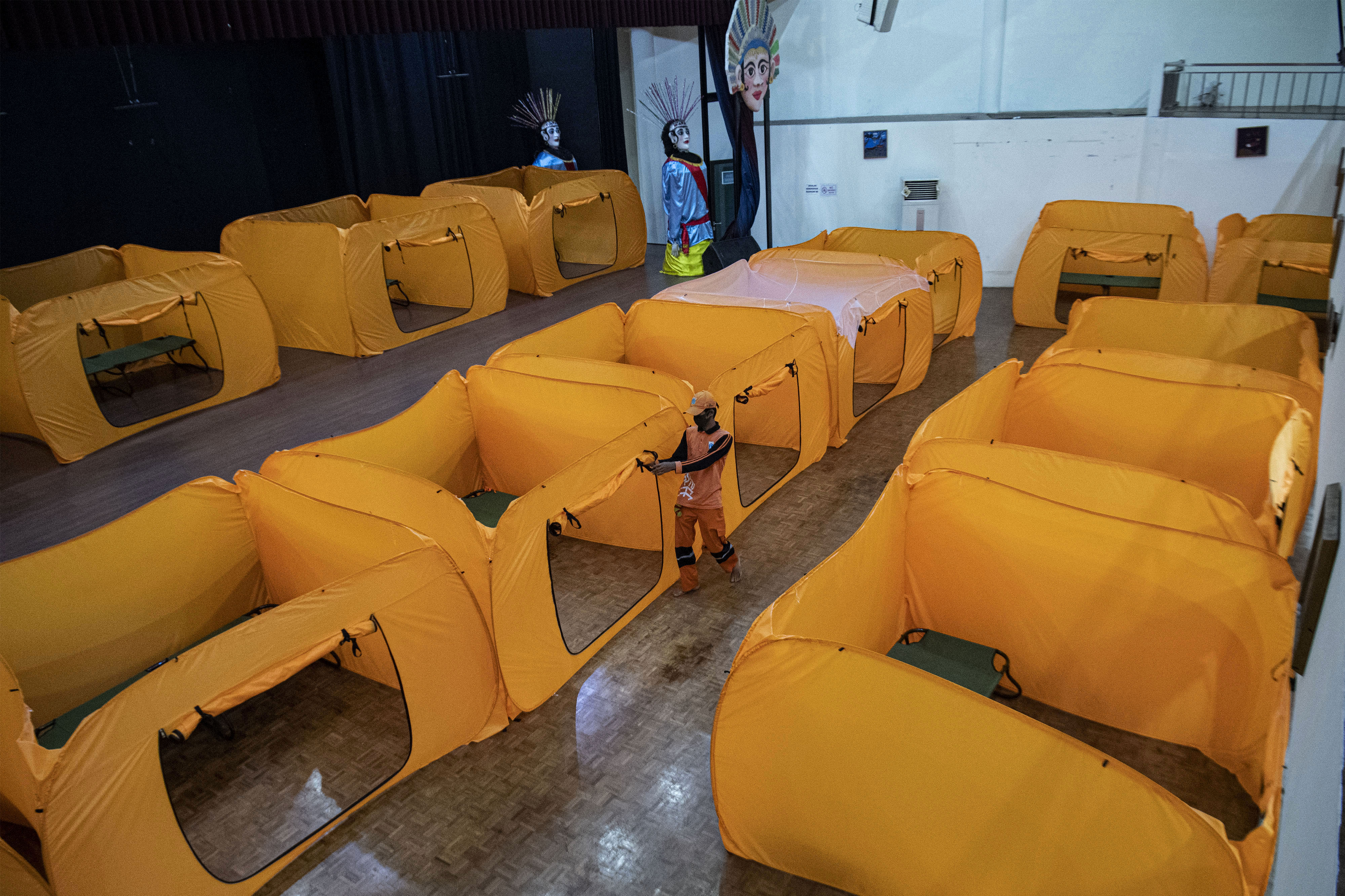 Pekerja merapikan fasilitas untuk isolasi warga terindikasi covid-19 di Gedung Kesenian Tanah Abang