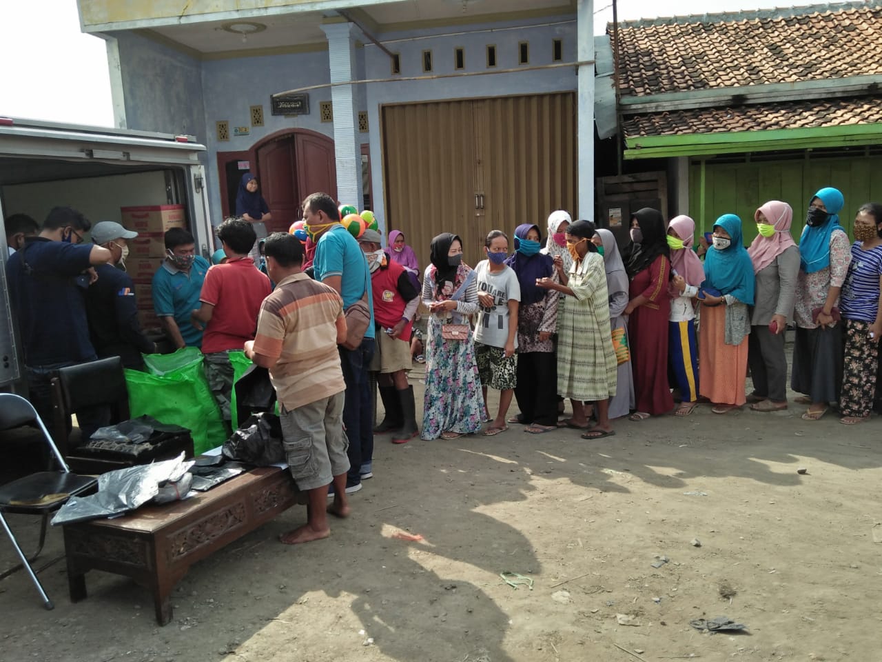 Warga antre membeli minyak dan gula pasir di Pasar Banjaratma Kecamatan Bulakamba Kabupaten Brebes, Selasa (19/5/2020)