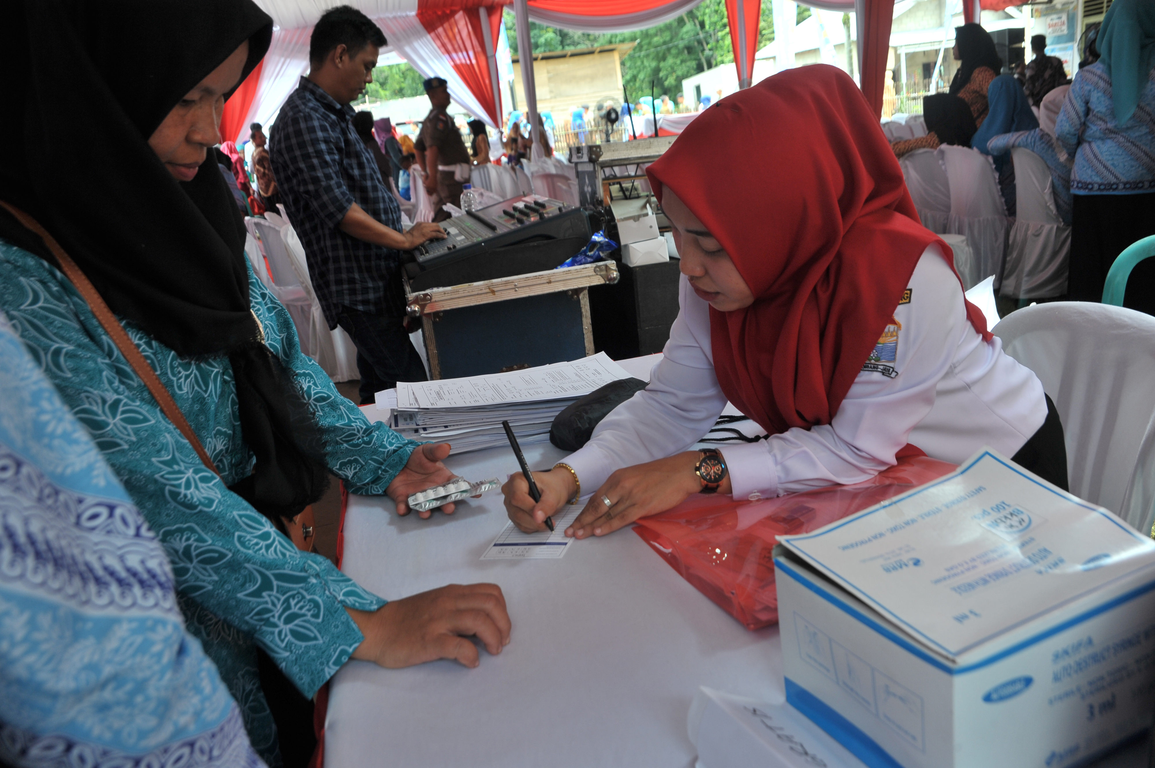 Seorang peserta menerima obat kontrasepsi saat peresmian Kampung KB se-Sumatera Selatan di Talang Kepuh Gandus Palembang, Rabu (4/3) lalu.