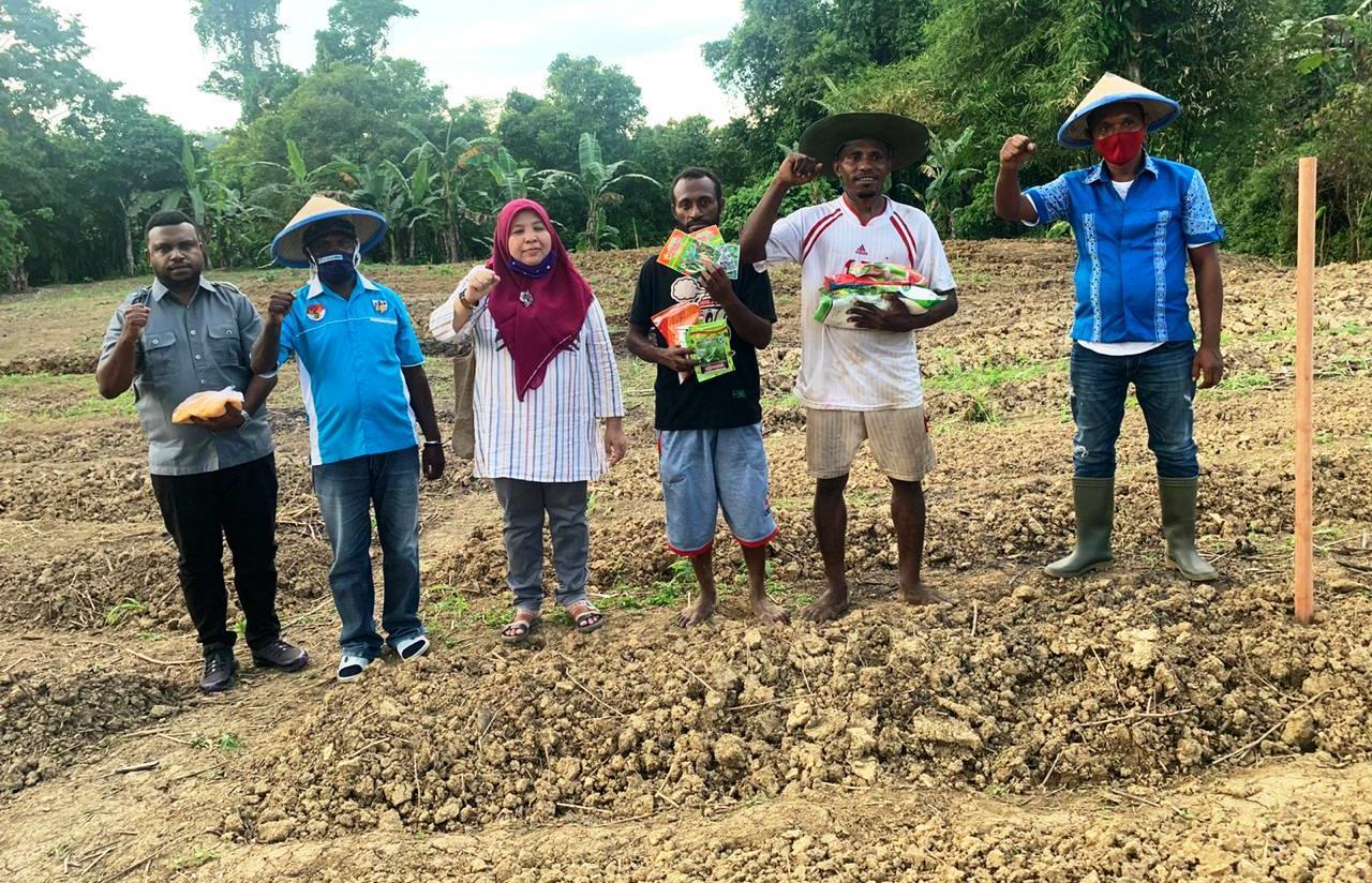 Pengurus DPD KNPI Provinsi Papua Barat dan Kabupaten Sorong memberikan benih buah dan sayur untuk petani di Distrik Mariat.