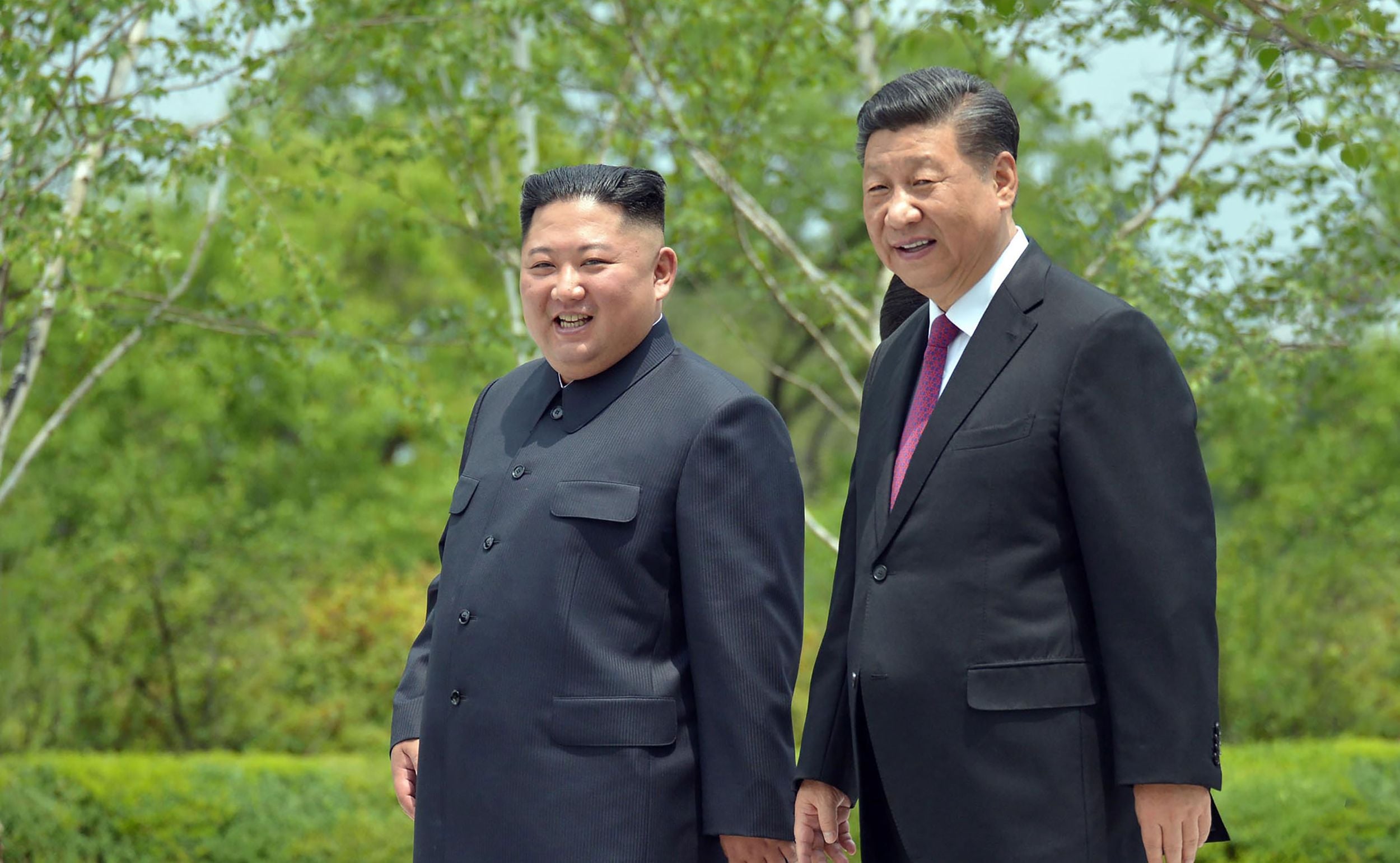 Pemimpin Korea Utara Kim Jong Un dan Presiden Tiongkok Xi Jinping.