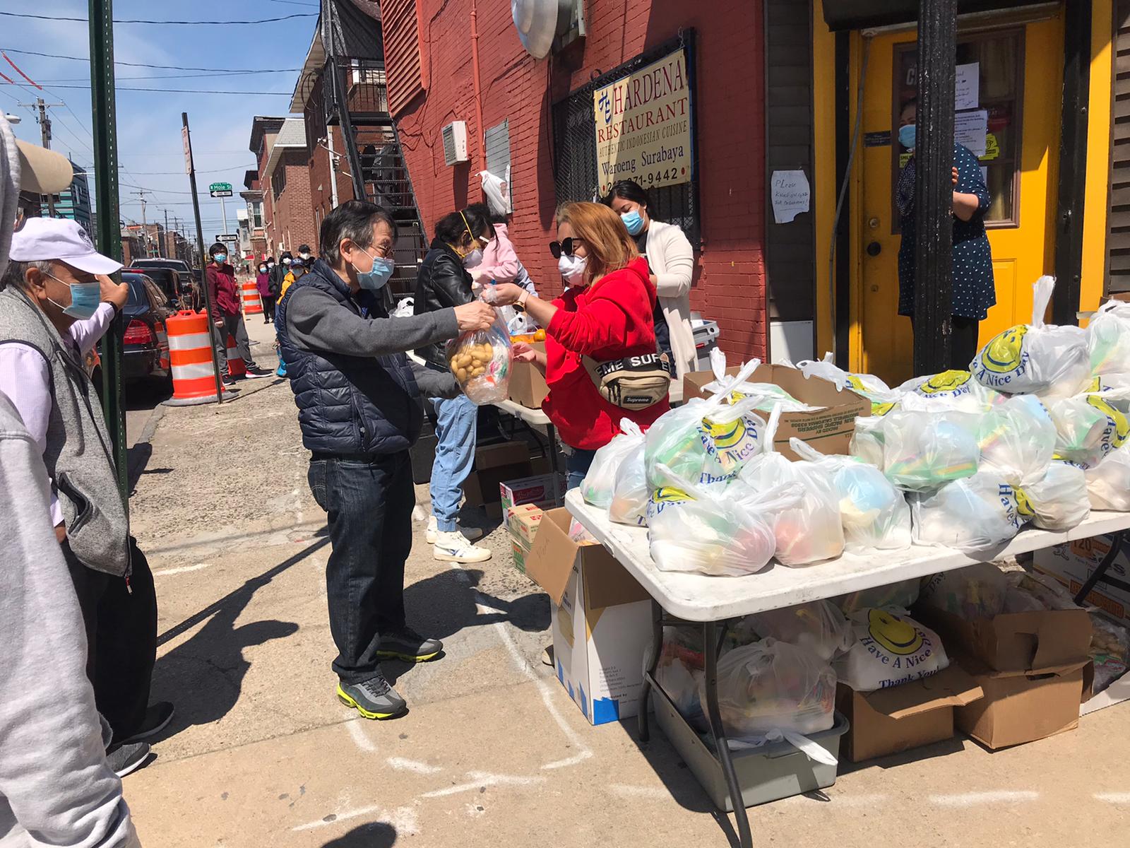 Kampoeng Indonesia di Philadelphia AS menggelar bakti sosial untuk WNI terdampak pandemi covid-19