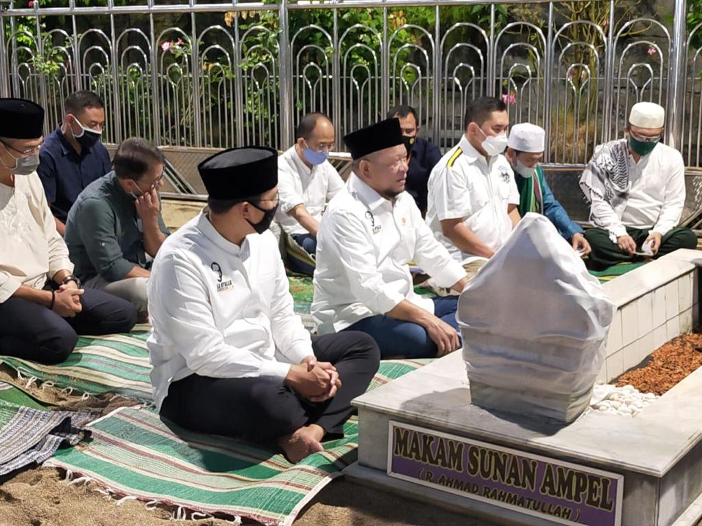 Kapolda Jatim Irjen M Fadil Imran bersama KEtua DPD RI AA LaNyalla Mahmud Mattalitti berziarah ke makan Sunan Ampel.