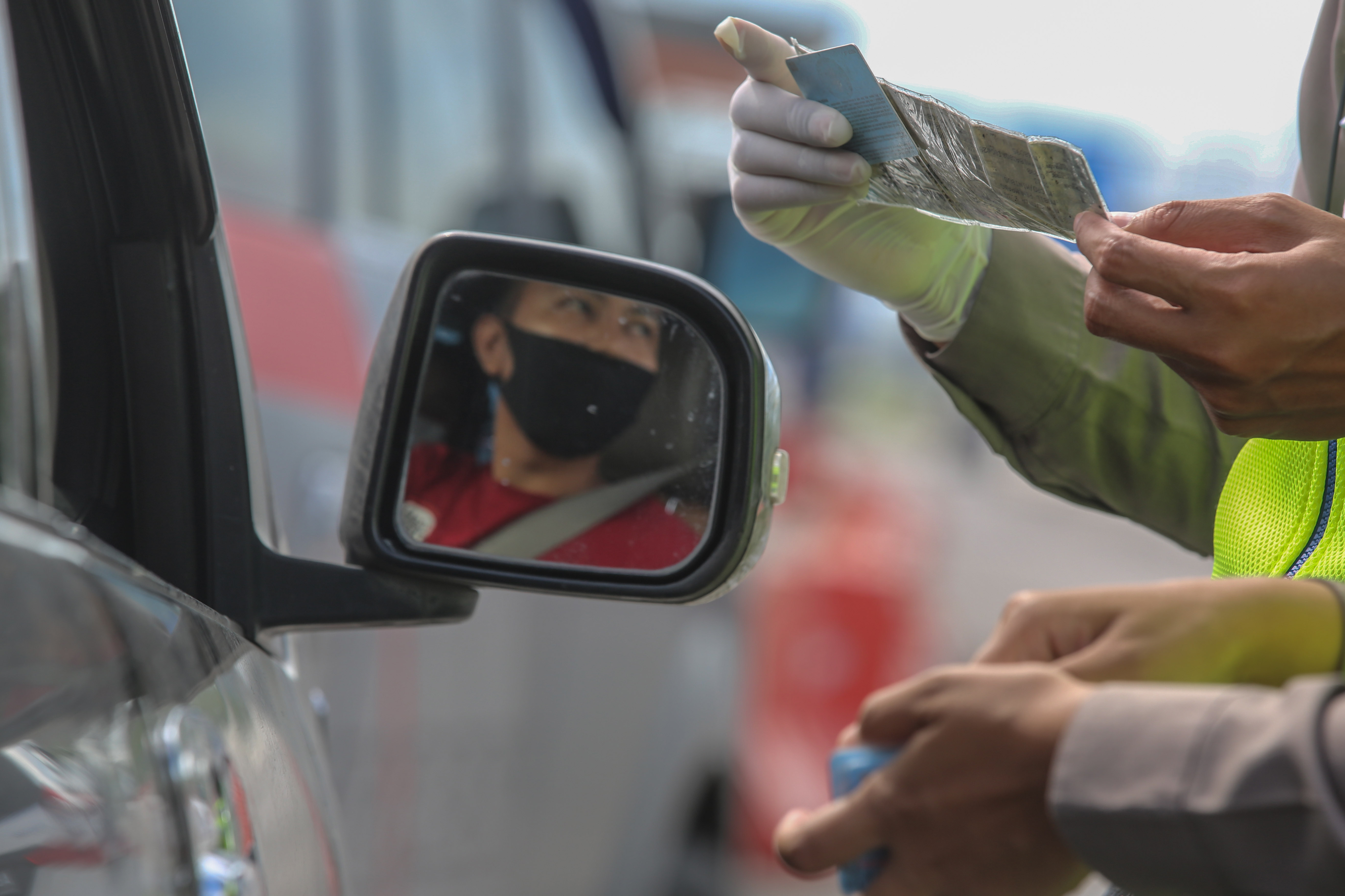 Petugas memeriksa kelengkapan surat termasuk SIKM pengendara yang hendak keluar Gerbang Tol Palimanan Utara.