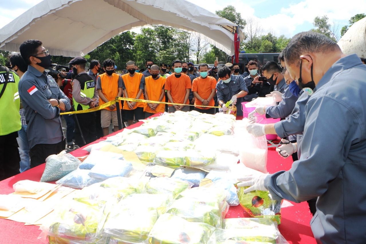 Pemusnahan barang bukti ratusan kilogram sabu dipimpin Gubernur Kalsel Sahbirin Noor. 