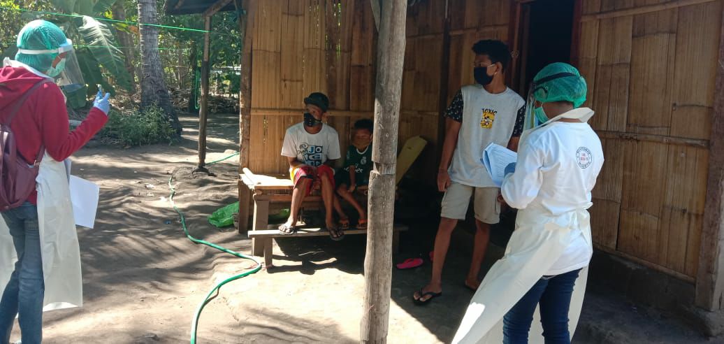 Petugas dari Satgas Covid-19 Kabupaten Sikka melacak warga yang kontak dengan 12 pasien covid-19.