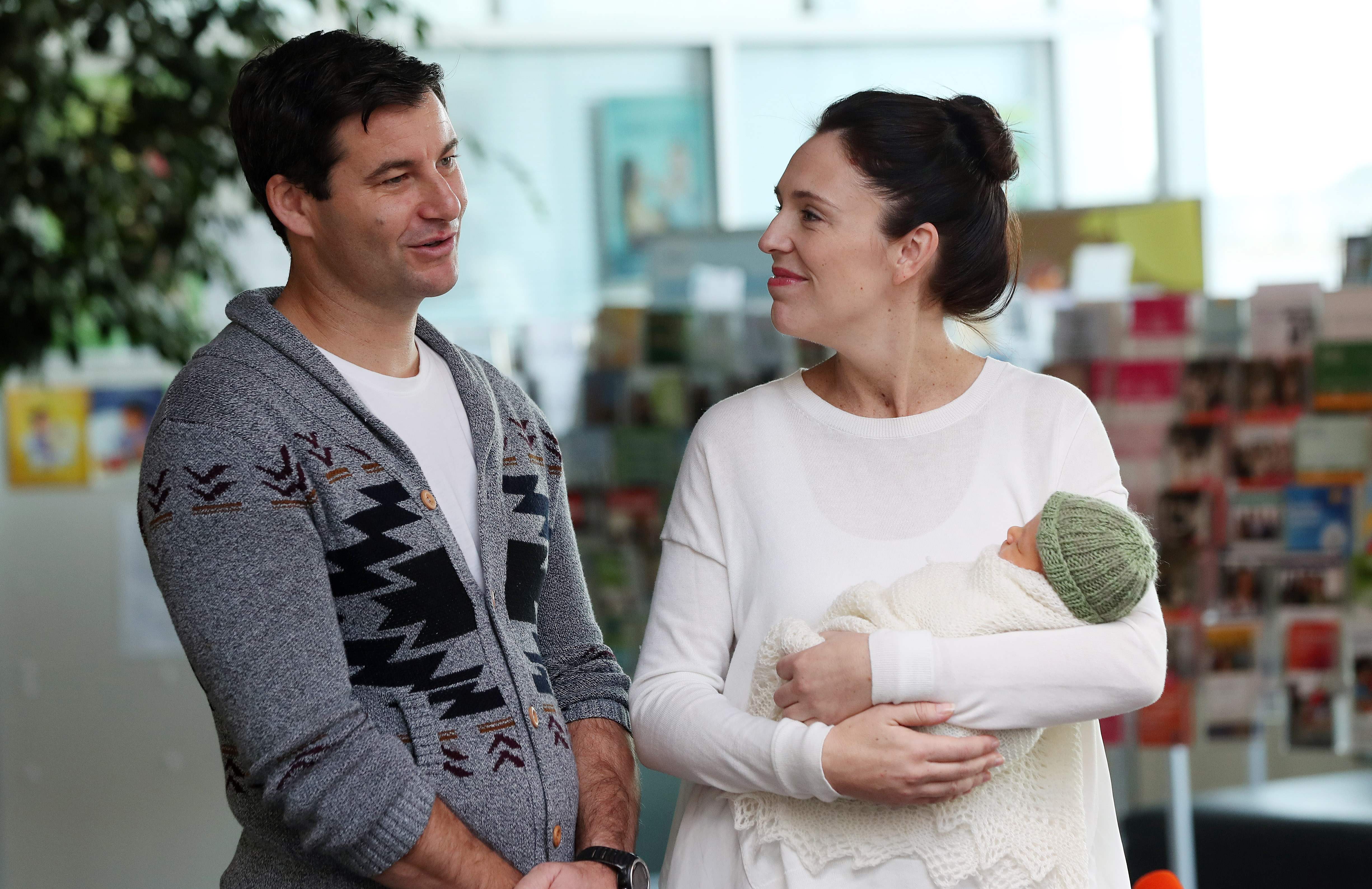 Perdana Menteri Selandia Baru Jacinda Ardern (kanan) bersama kekasihnya Clarke Gayford dan anak mereka.
