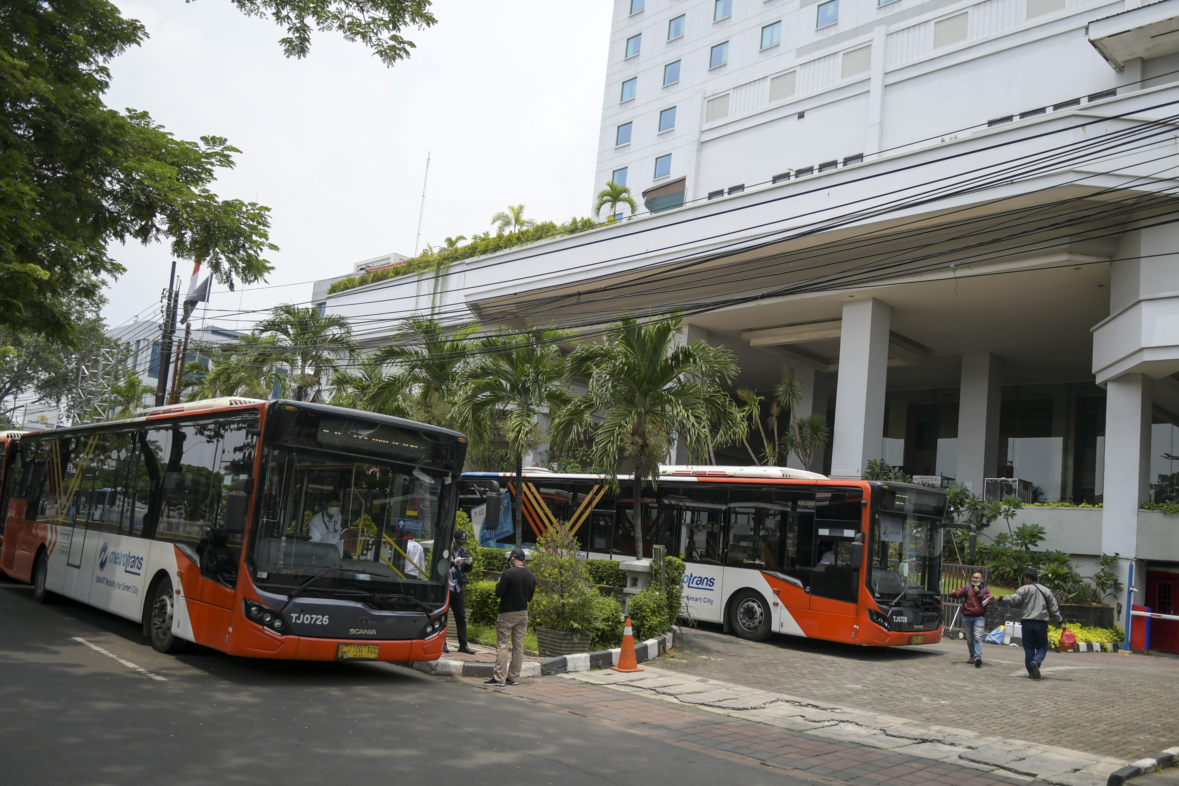 Ilustrasi--Petugas menyiapkan bus Trans-Jakarta untuk petugas medis yang menginap di Hotel Grand Cempaka Bisnis, Jakarta.