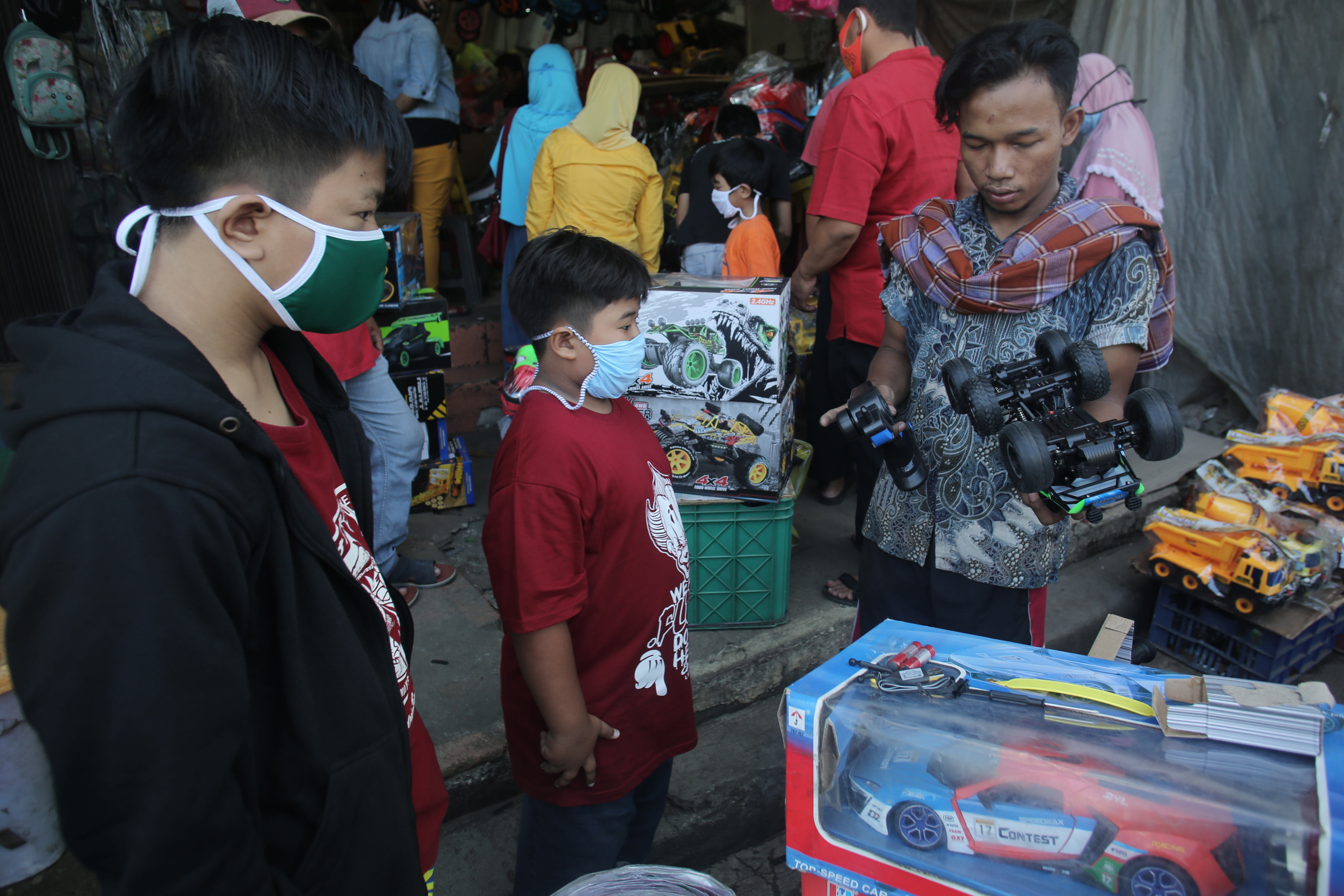 Warga memadati pusat perbelanjaan mainan di kawasan Pasar Gembrong, Jakarta, Senin (25/05/2020). 