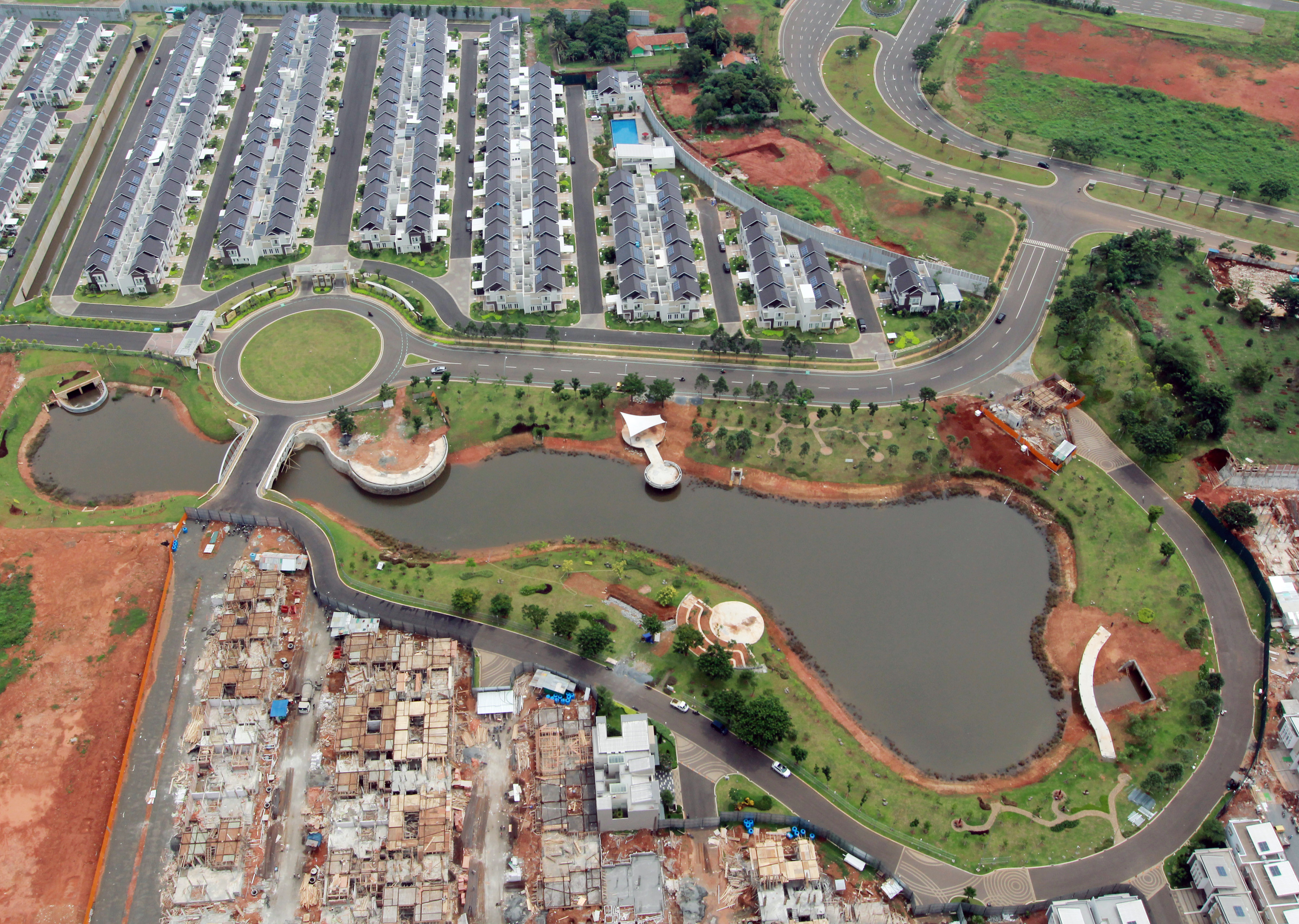 Foto udara proyek pembangunan sebuah komplek perumahan di kawasan BSD City Tangerang, Banten, Selasa (31/12/2019)