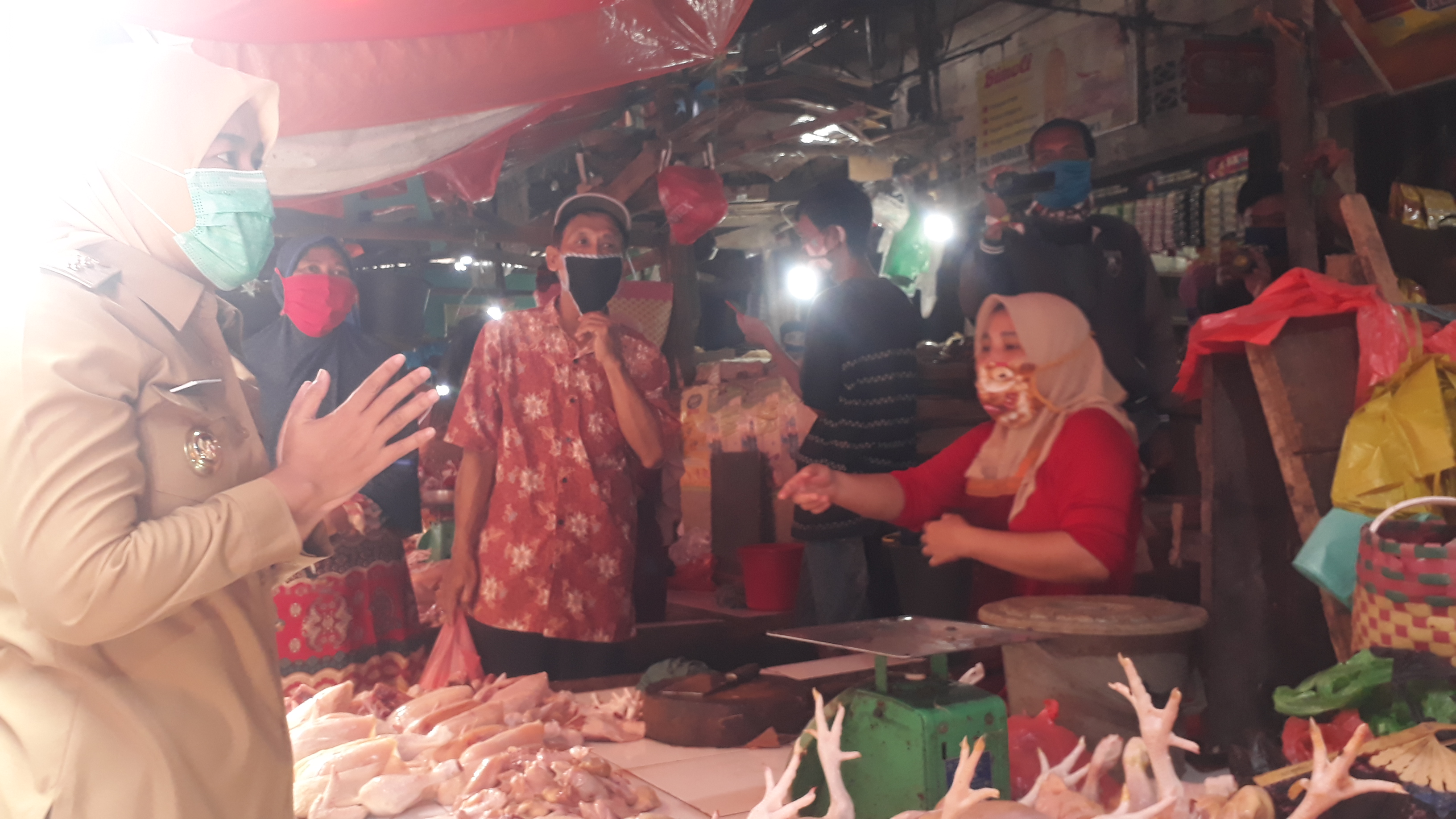 Di tengah pandemi virus korona baru (covid-19), harga sejumlah bahan pangan di pasar tradisional  di Kota Palembang mengalami kenaikan.