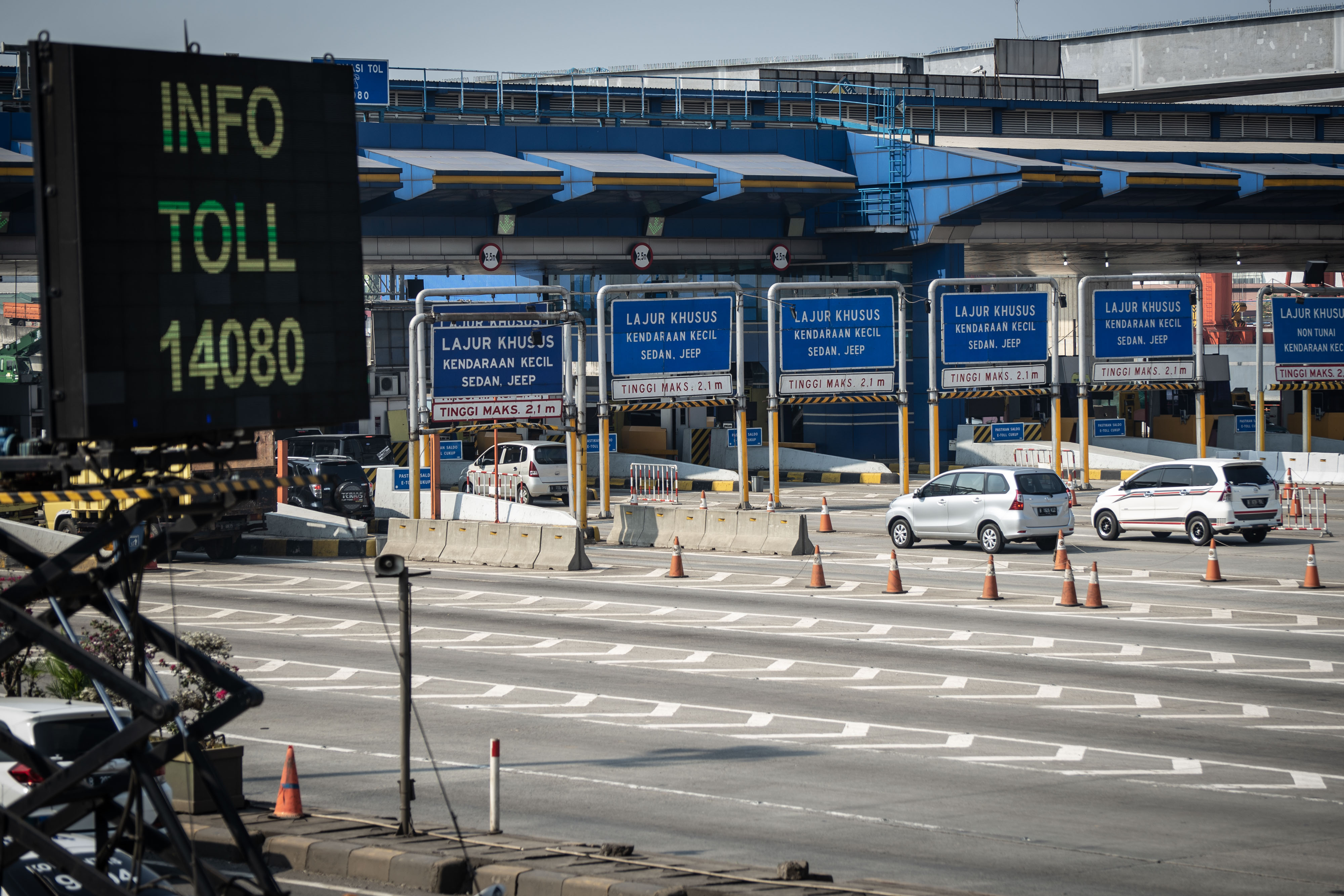 Kendaraan melintas di area Gerbang Tol Cikarang Utama, Bekasi, Jawa Barat.