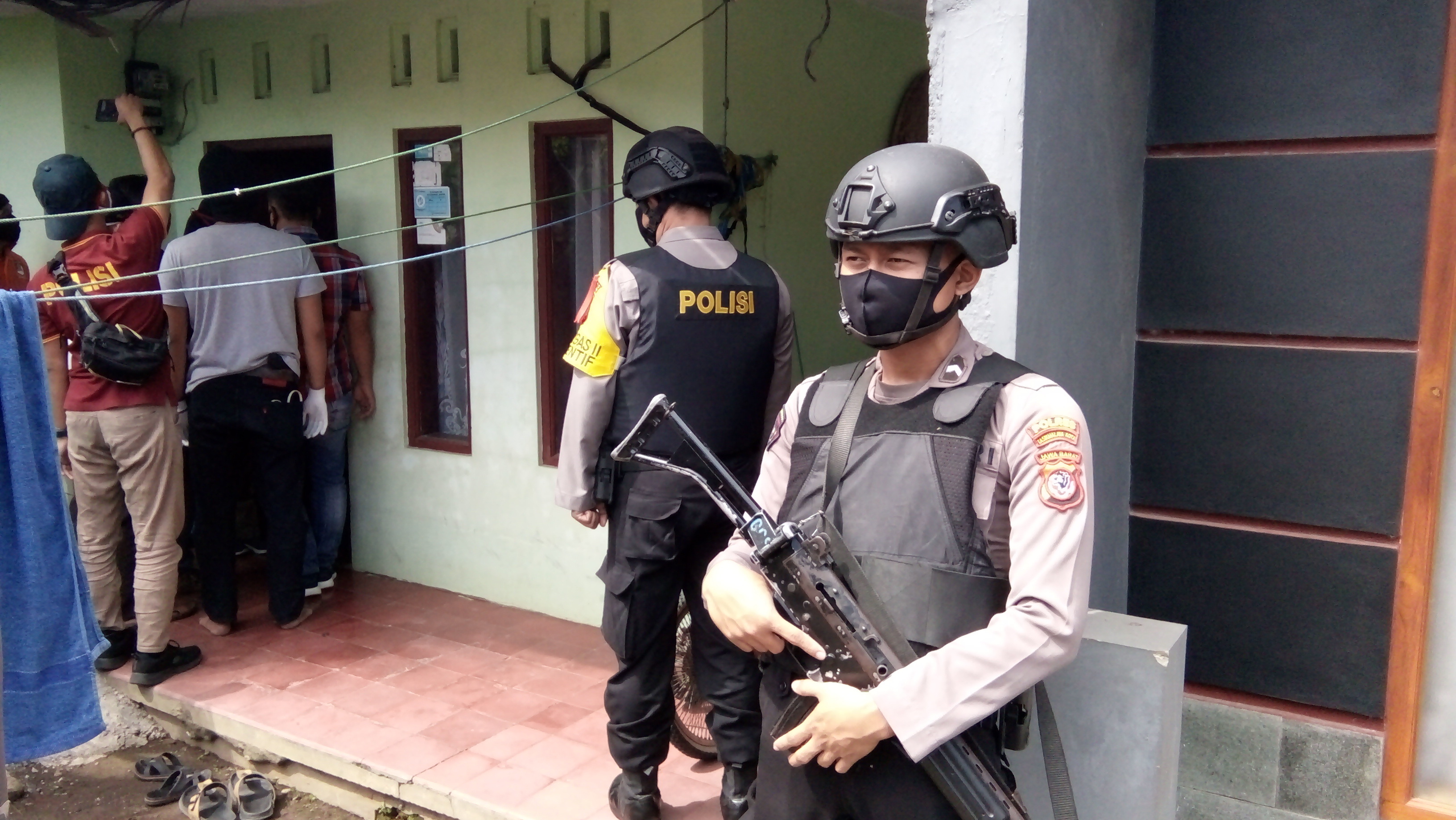 Densus geledah rumah di Tasikmalaya