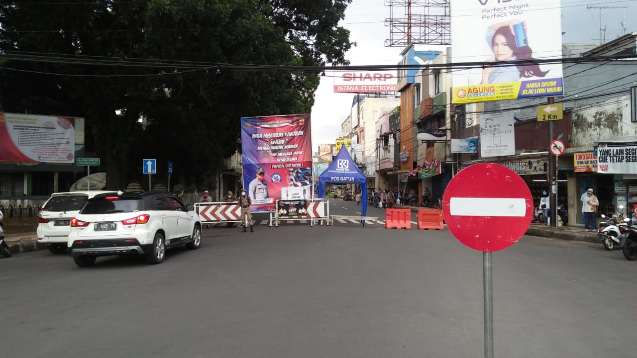 Pembatasan di ruas jalan HZ Mustofa Kota Tasikmalaya, Jawa Barat. Tasikmalaya akan menerapkan PSBB mulai Rabu (6/5). 