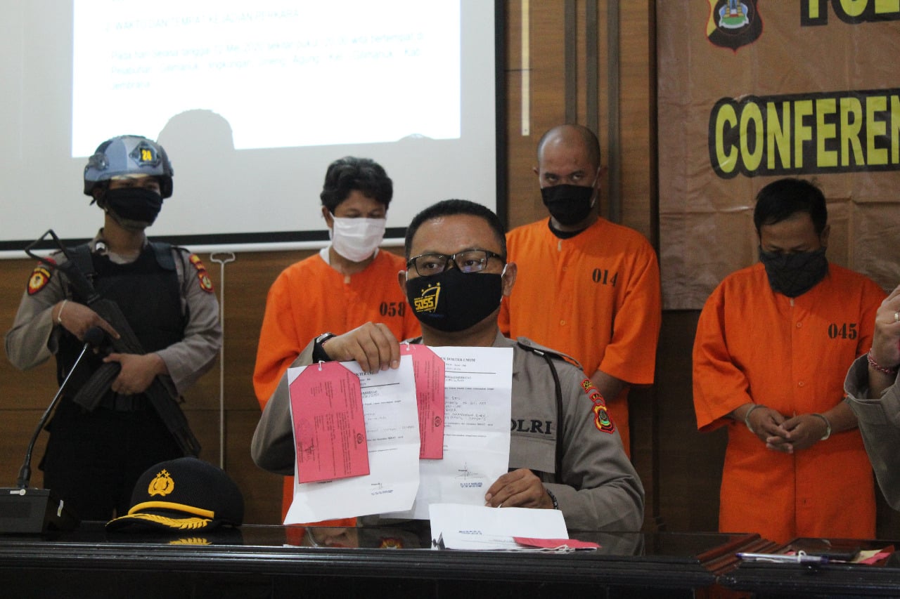  Tiga pelaku yang ditangkap karena menjual surat keterangan kesehatan palsu Covid19 ditangkap di Gilimanuk Bali