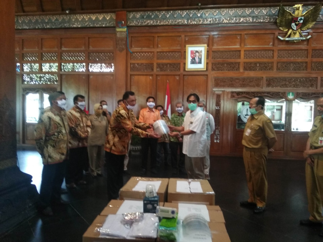 Eva Yuliana dan Alumni Smaga' 83 salurkan APD untuk RS di Solo dan Wonogiri, Senin (11/5/2020)