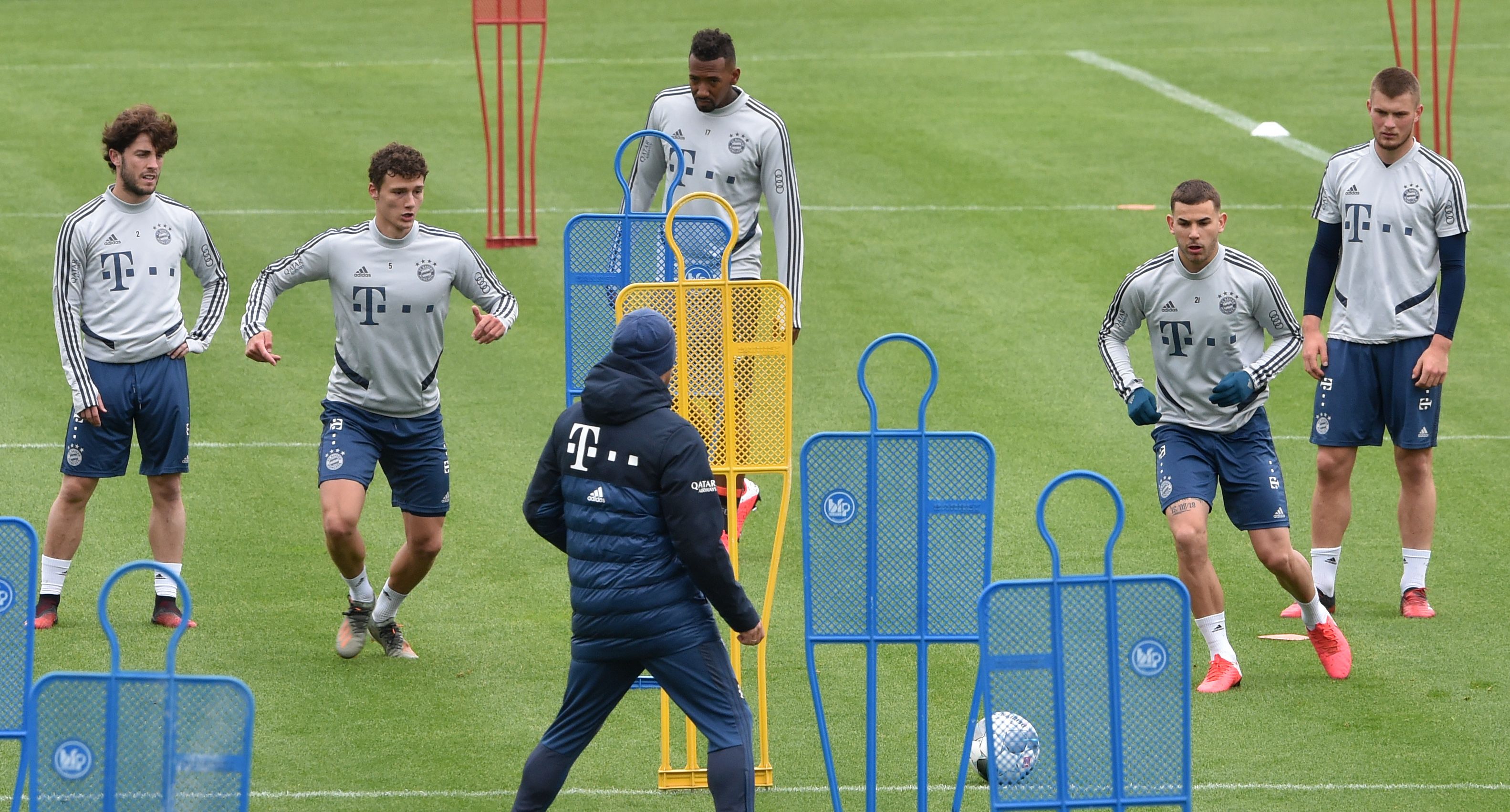 Pemain Bayern Muenchen menjalani latihan.