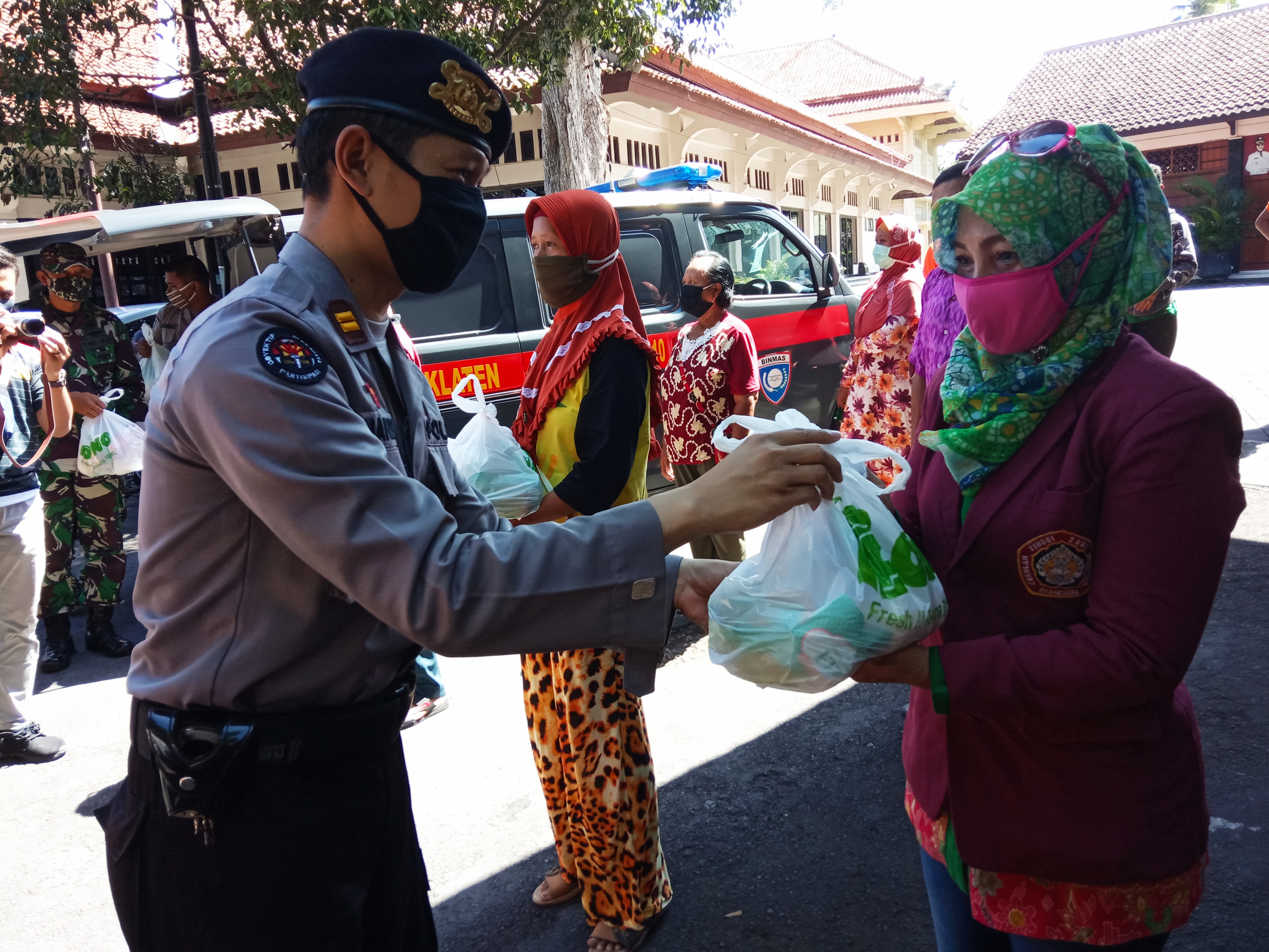  Bantuan sembako program baksos Jumat Berkah Polres dan Kodim Klaten ini diberikan kepada seniman dan pelaku seni terdampak Covid-19.