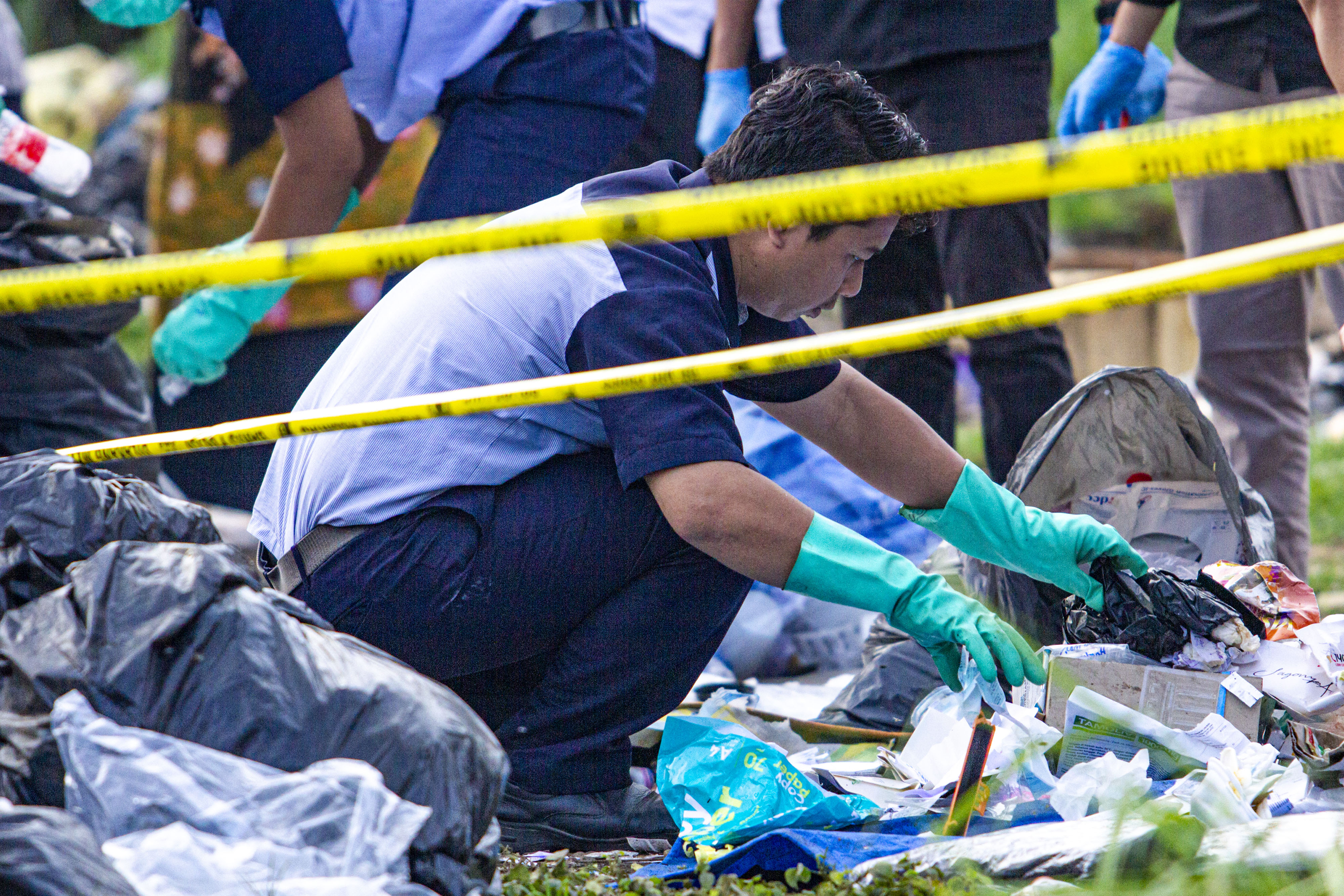 Petugas medis memeriksa kantong plastik yang diduga berisi limbah medis di Karawang