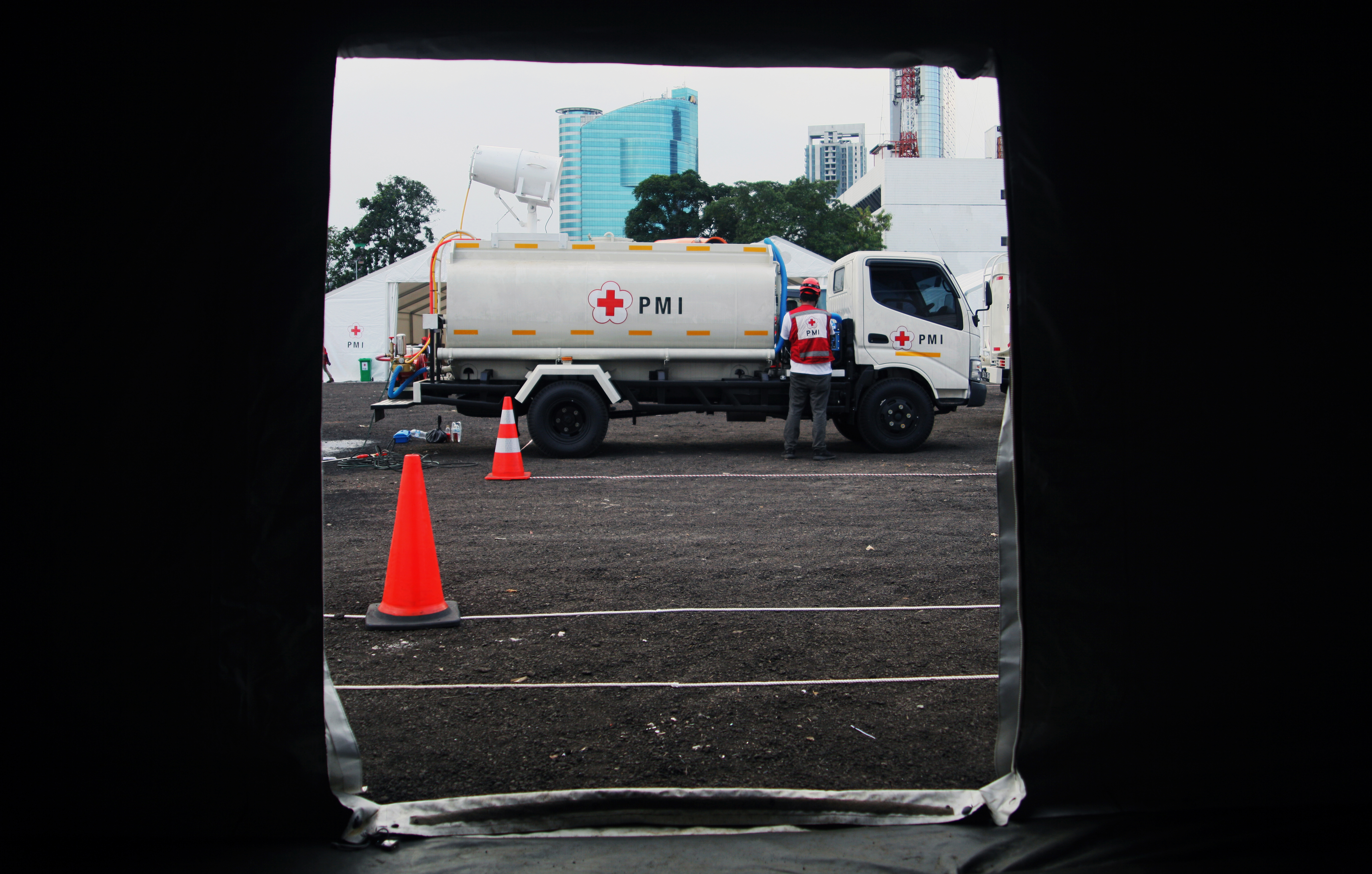 Ilustrasi Petugas memeriksa kesiapan mobil penyemprot disinfektan di gudang darurat PMI, Gatot Subroto, Jakarta.