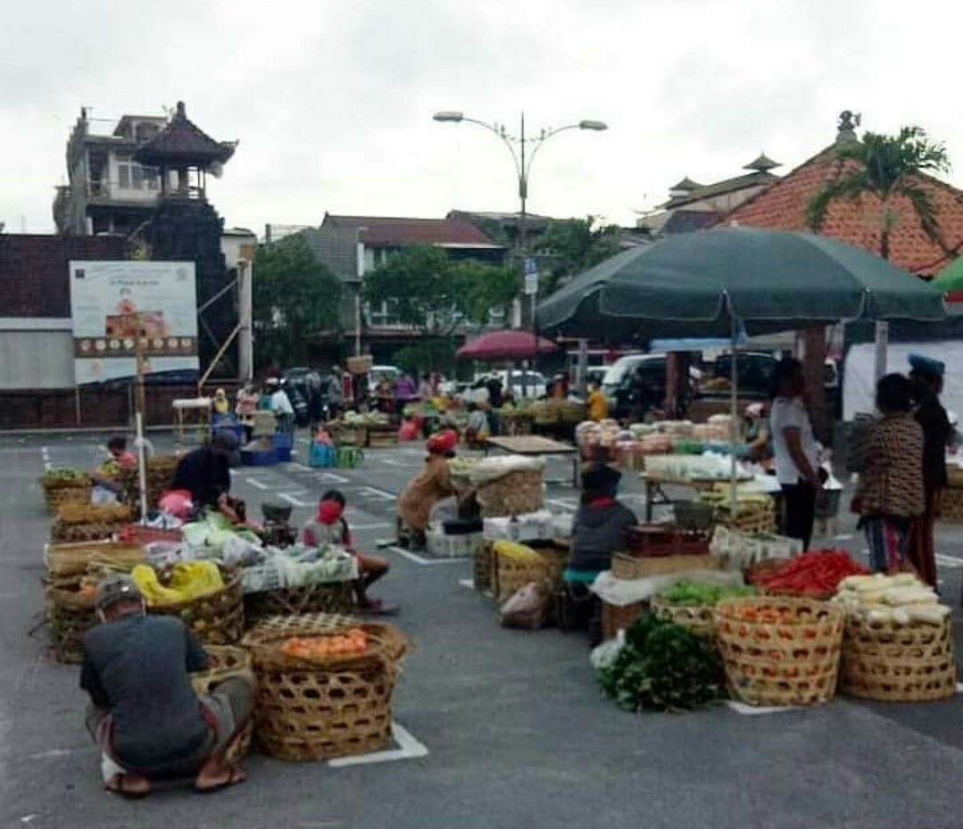 Pedagang menerapkan physical distancing di  pelataran Pasar Badung, Denpasar, Sabtu (9/5/2020)