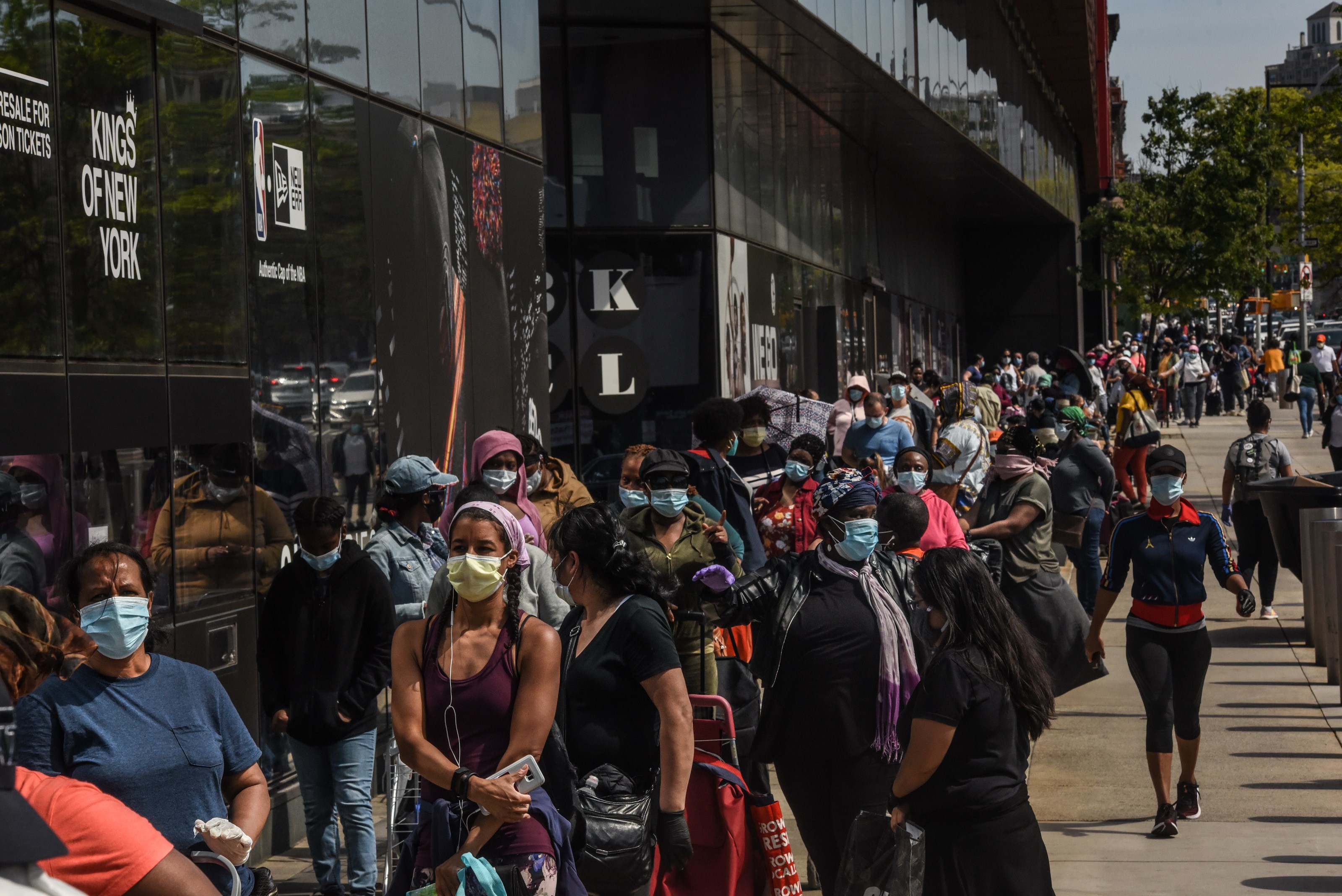 Warga mengantre makanan di Brooklyn, New York, Amerika Serikat, seiring meningkatnya angka pengangguran akibat covid-19.