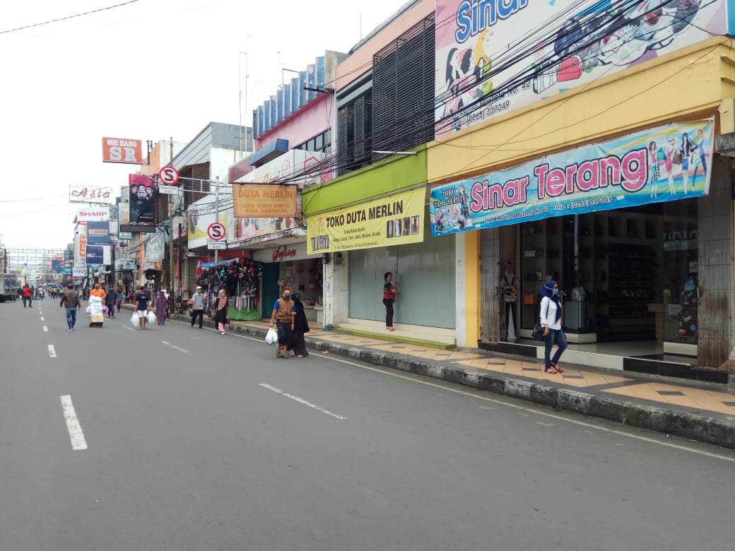 Suasana di Jalan HZ Mustofa, Kota Tasikmalaya, Jawa Barat di hari pertama penerapan PSBB, Rabu (6/5).