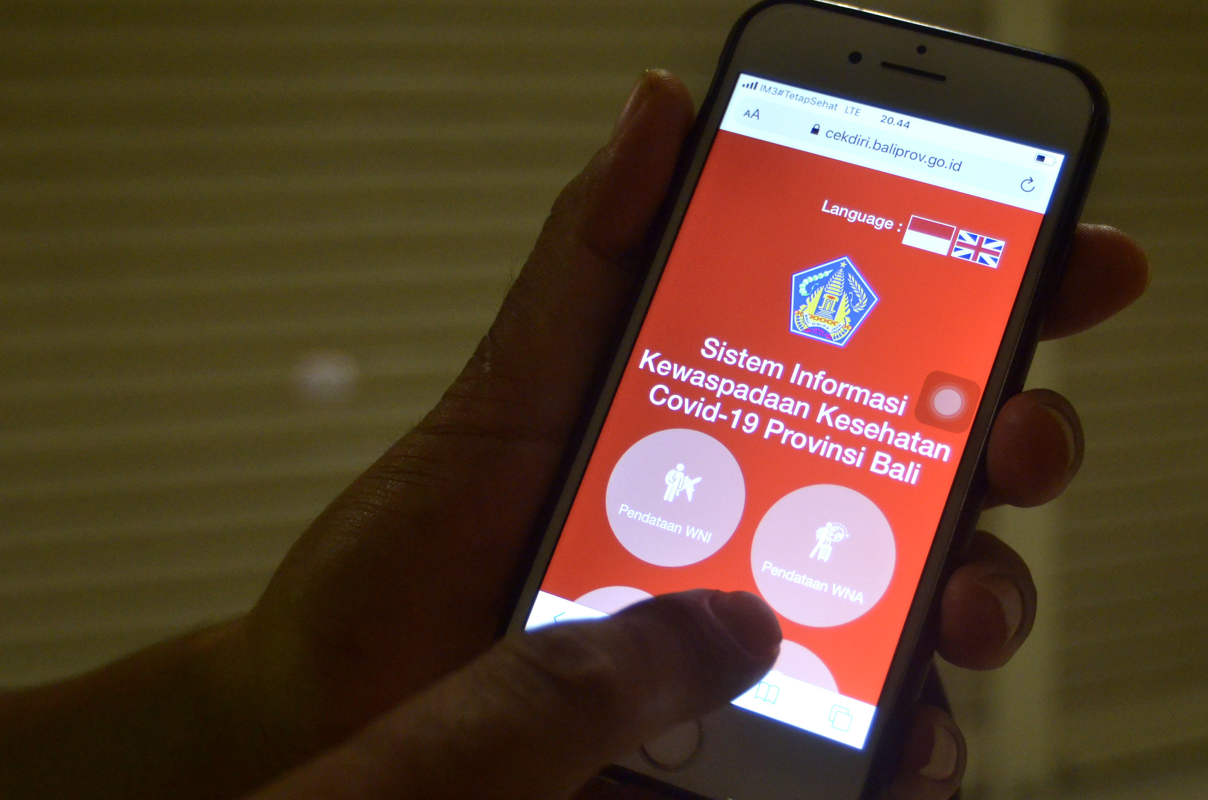 Petugas melakukan simulasi pengisian form aplikasi secara daring di Terminal Domestik Bandara Internasional I Gusti Ngurah Rai, Bali, Rabu.