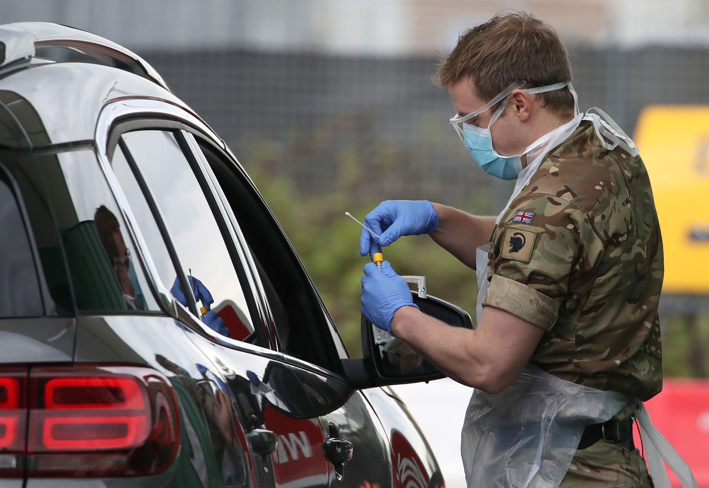 Ilustrasi: Petugas memberikan layanan tes drive thru covid-19