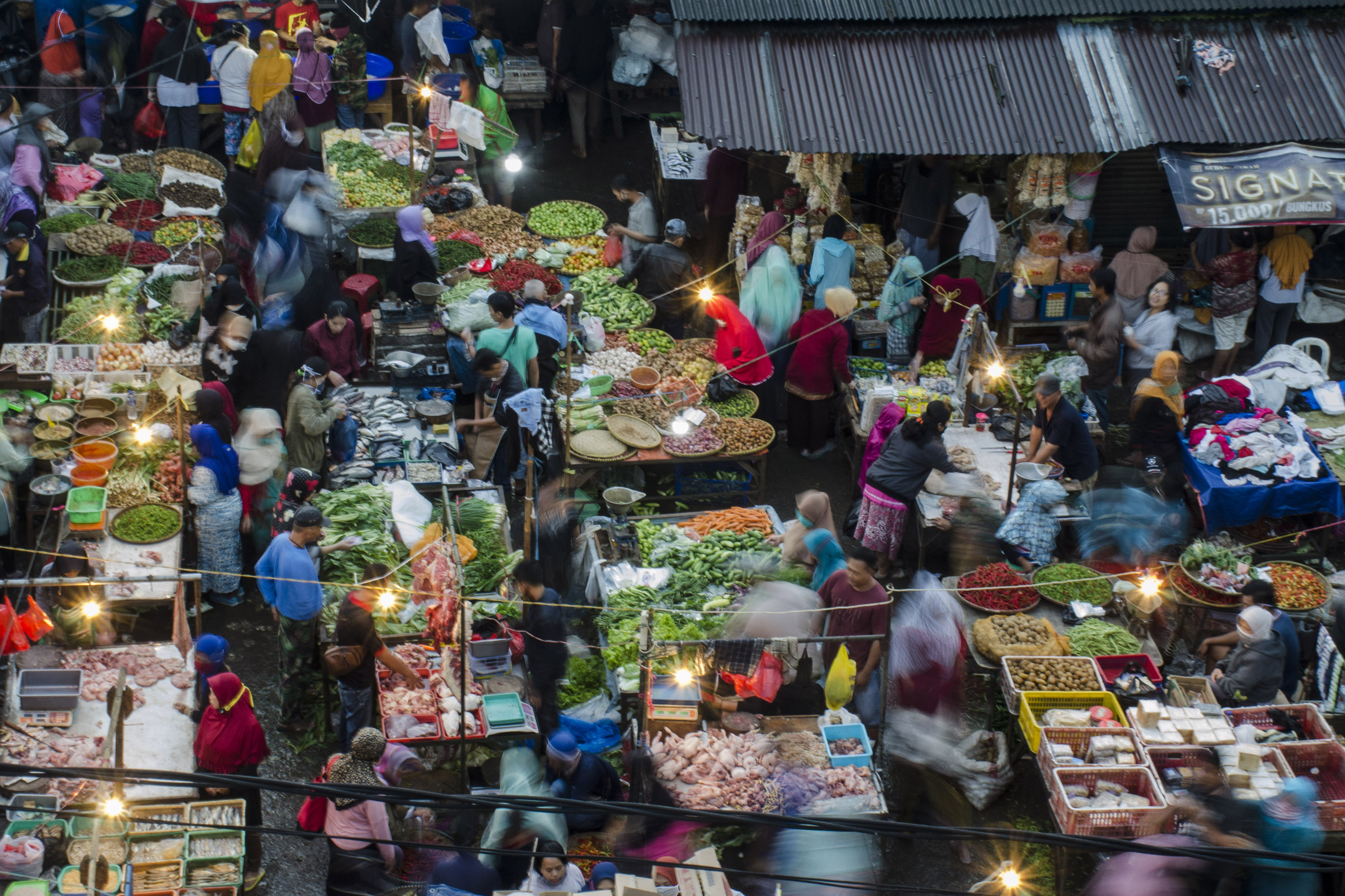 Keramaian di sebuah pasar tradisional di Kota Bandung, Rabu (20/5/2020) di saat pelaksanaan PSBB yang diperpanjang sampai 29 Mei 2020.