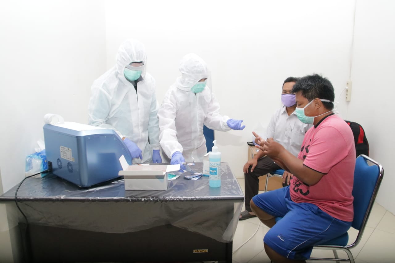 Petugas (GTPPC) Kabupaten Lamongan, Jawa Timur melakukan rapid test untuk memutus rantai pennyebaran virus korona. 