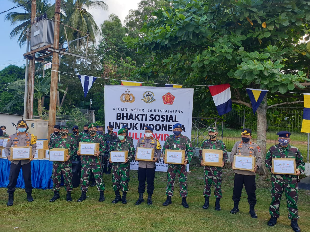 Pembagian sembako oleh alumni Akabri 1996