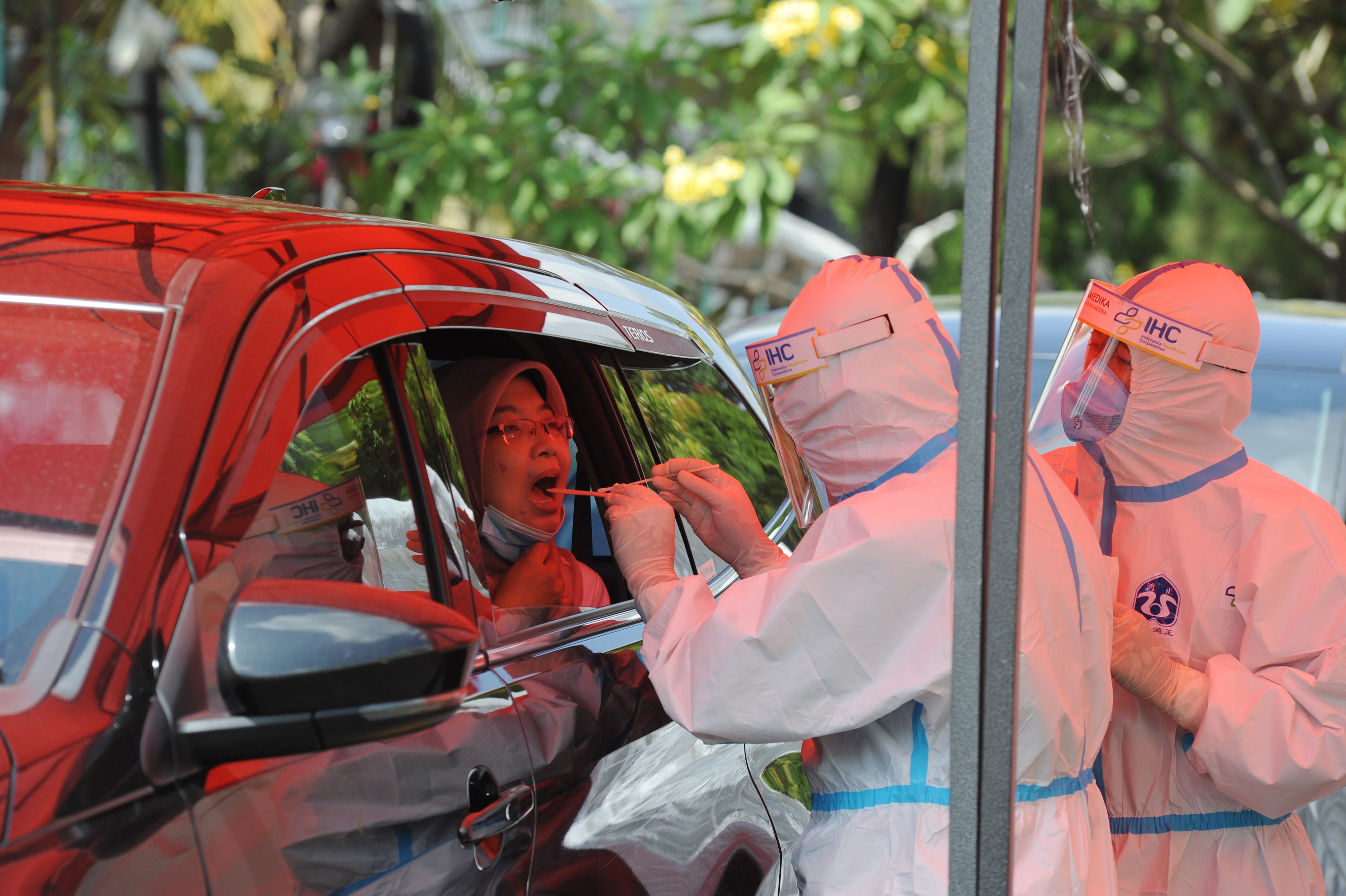 Ilustrasi petugas melakukan swab test secara drive thru.