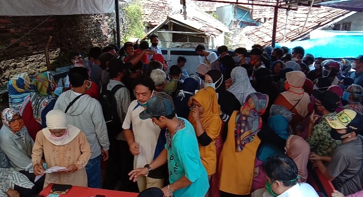 Warga berkerumun saat pembagian BLT di Kantor Pos Cipeundeuy Kabupaten Subang, Kamis (14/5).