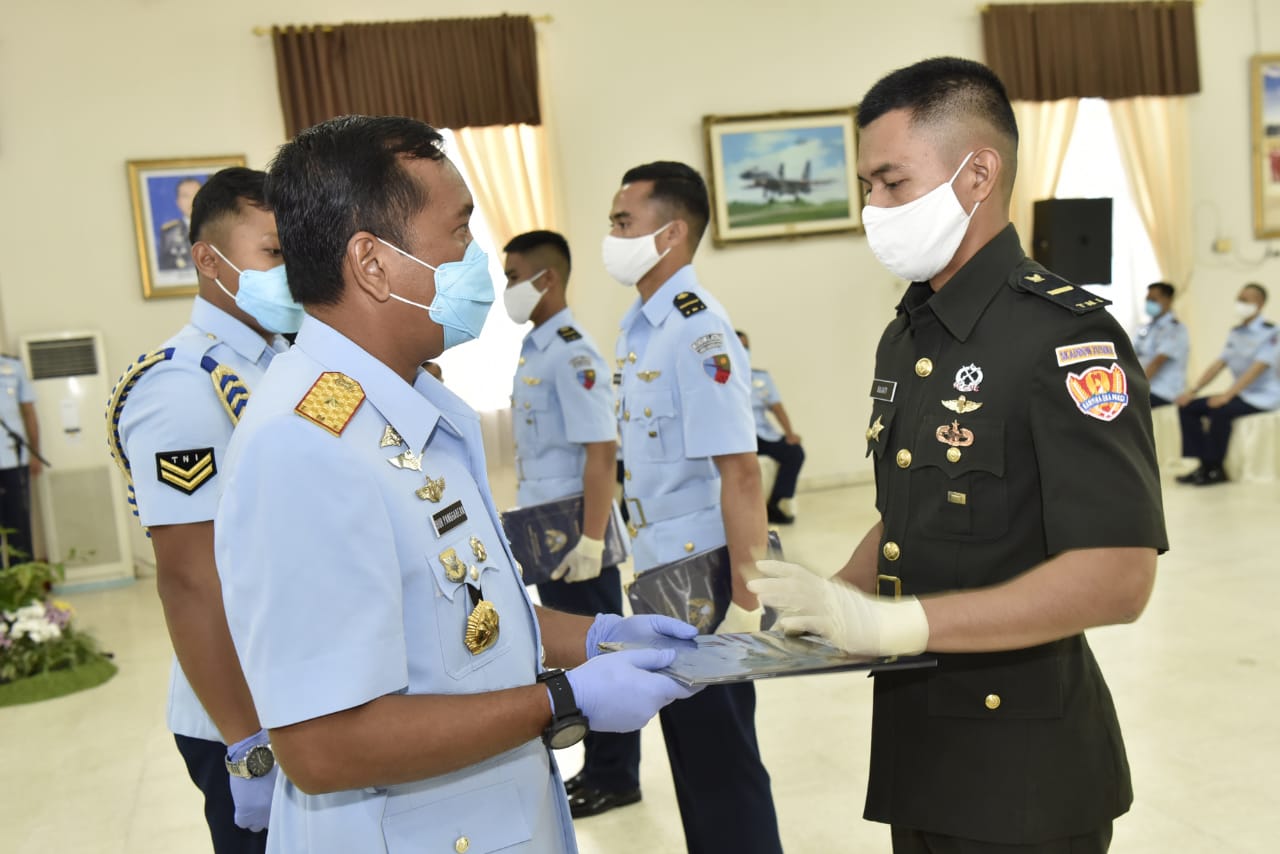 Komandan Lanud Adisutjipto Marsma (TNI) Bob Henry Panggabean menutup Sekolah Penerbang Angkatan-97 dan Penerbang Pesawat Tanpa Awak.