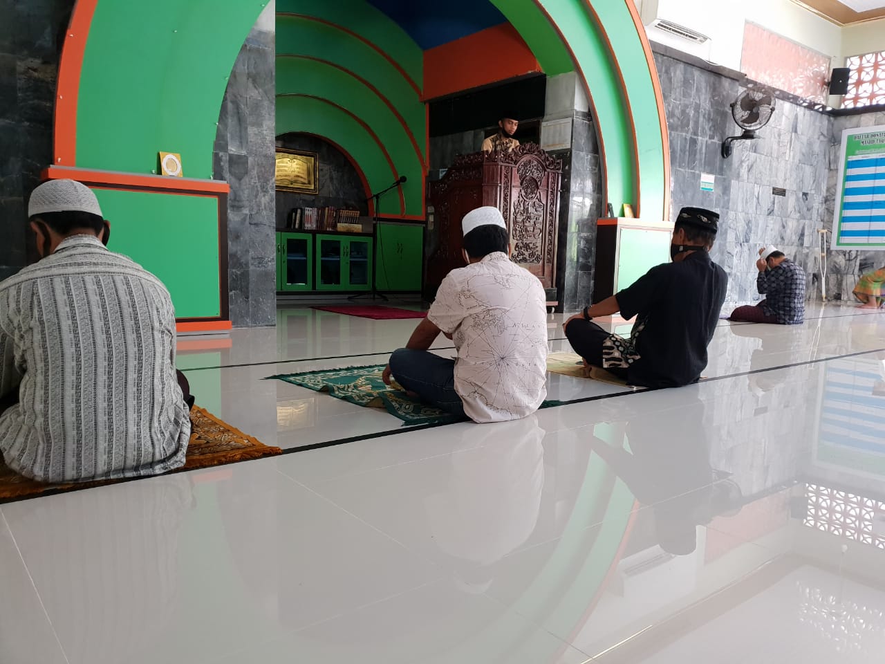 Salat Jumat di Masjid di Padang Diikuti Warga tak Dikenal